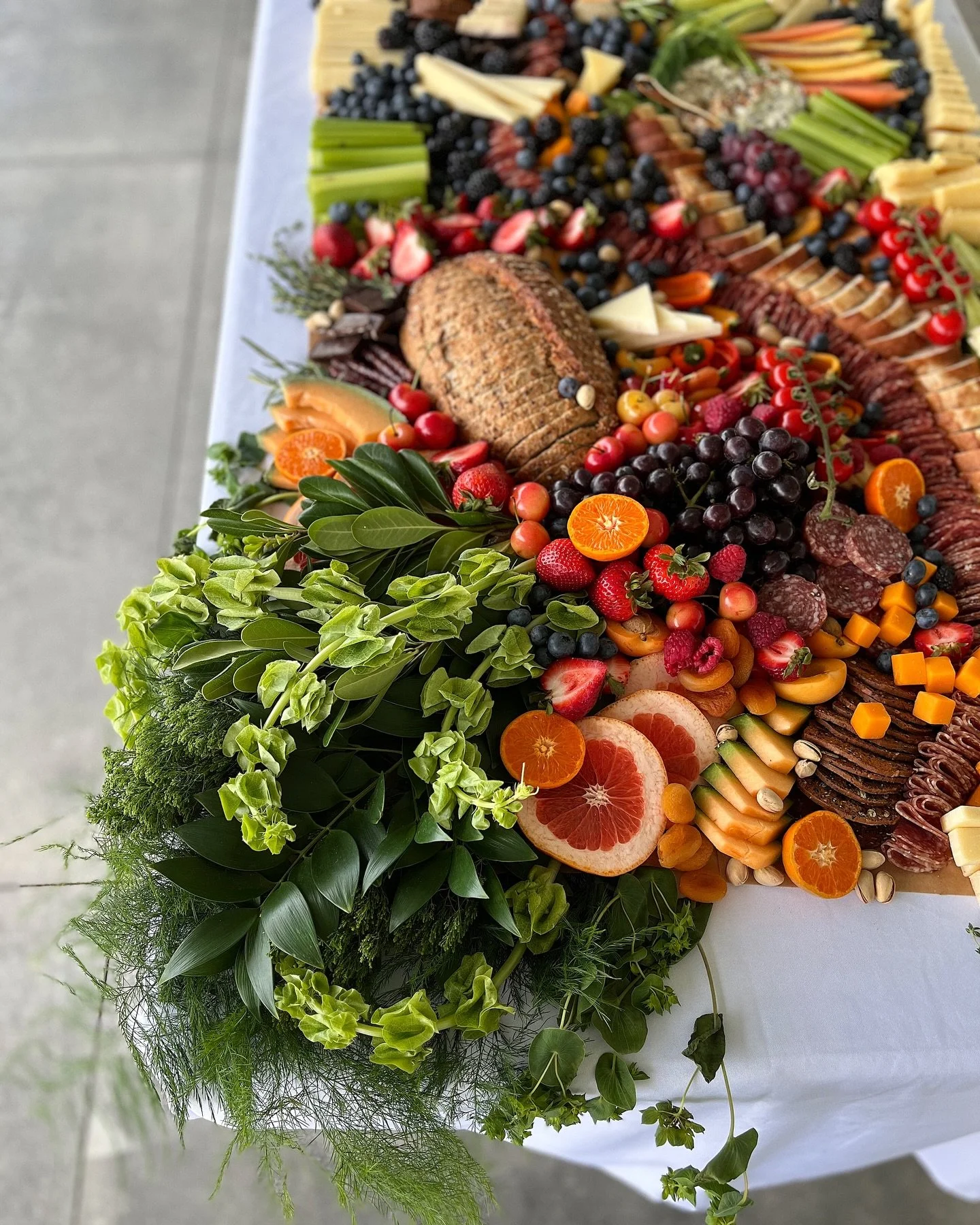 obsessed with this greenery! 🌿

&bull;
&bull;
&bull;

#boardsbyangelica #antipasti #antipasta #charcuterie #charcuterieboard #charcutie #charcutier #cheese #cheeseboard #cheeseplease #cheeseinspo #favoritecheese #cheeseboard #cheeseplate #cheeseboar