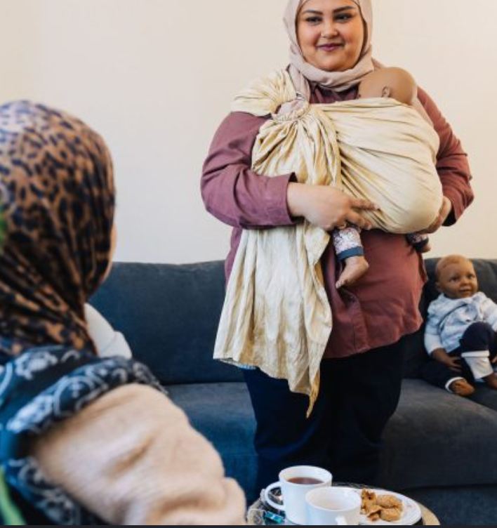 BABYWEARING SUPPORT ⋆.˚ ☼ Sarah Mahri is a babywearing educator and consultant with almost 10 years experience. I have five kids of my own who I wore every day in their infancy.