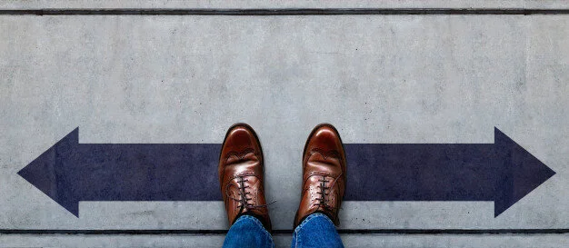 decision-life-business-concept-standing-left-right-arrow-direction-top-view_34048-1222.jpg