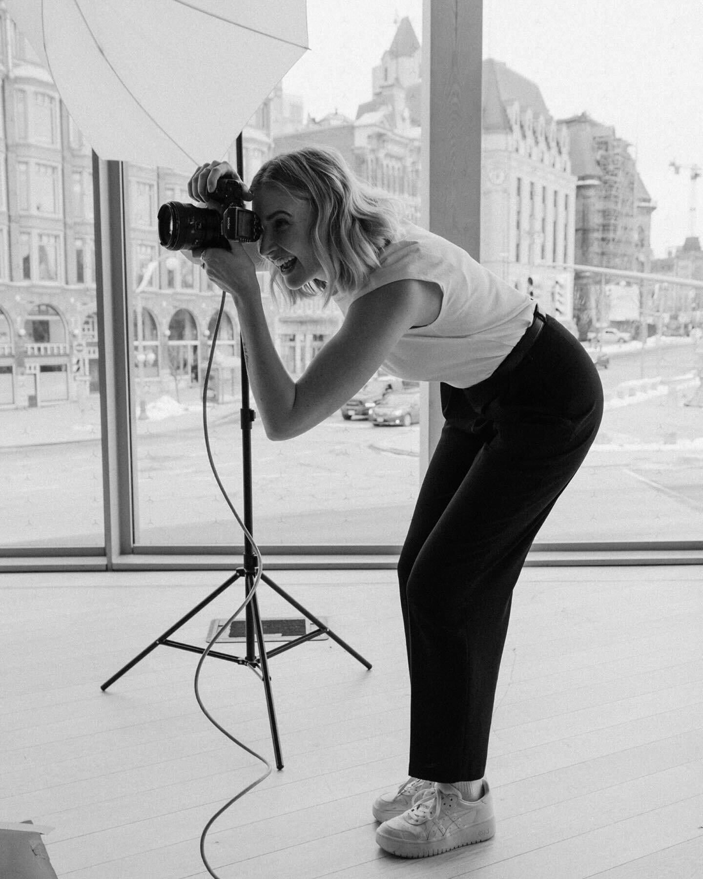 BTS from our IWD portrait shoot day in January ❤️ 

BTS photos captured by @seb.ribeiro.photography 
Location @nac.cna 
Furniture @alteriors 
Styling @camila.bousquet 
And my amazing amazing amazing subjects @patriciagrassalsr @amberstratton_ @camila