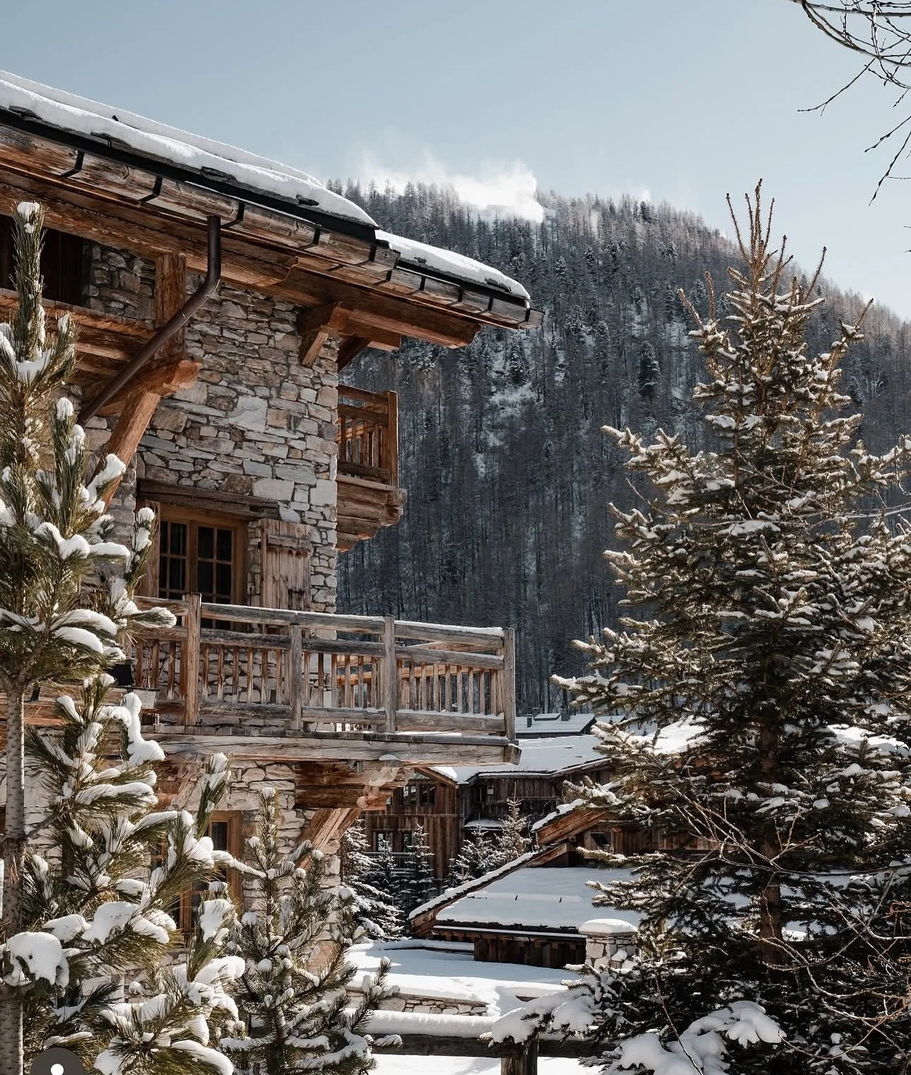 Alpine chic meets Parisian cool at this design-forward ski retreat by the Experimental Group. Set in the heart of Val d&rsquo;Is&egrave;re, @experimentalchaletvaldisere is where vintage charm blends effortlessly with contemporary edge.

With mid-cent
