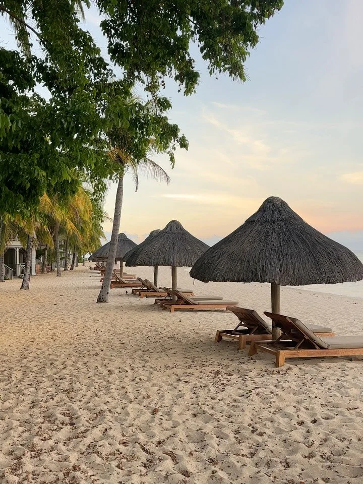 My recent stay at @stregislemorne in Mauritius was exactly the slow, quiet reset I didn&rsquo;t know I needed. Mornings started with the ocean right outside my door, sunrise walks revealing the incredible view of Le Morne, and some of the best breakf