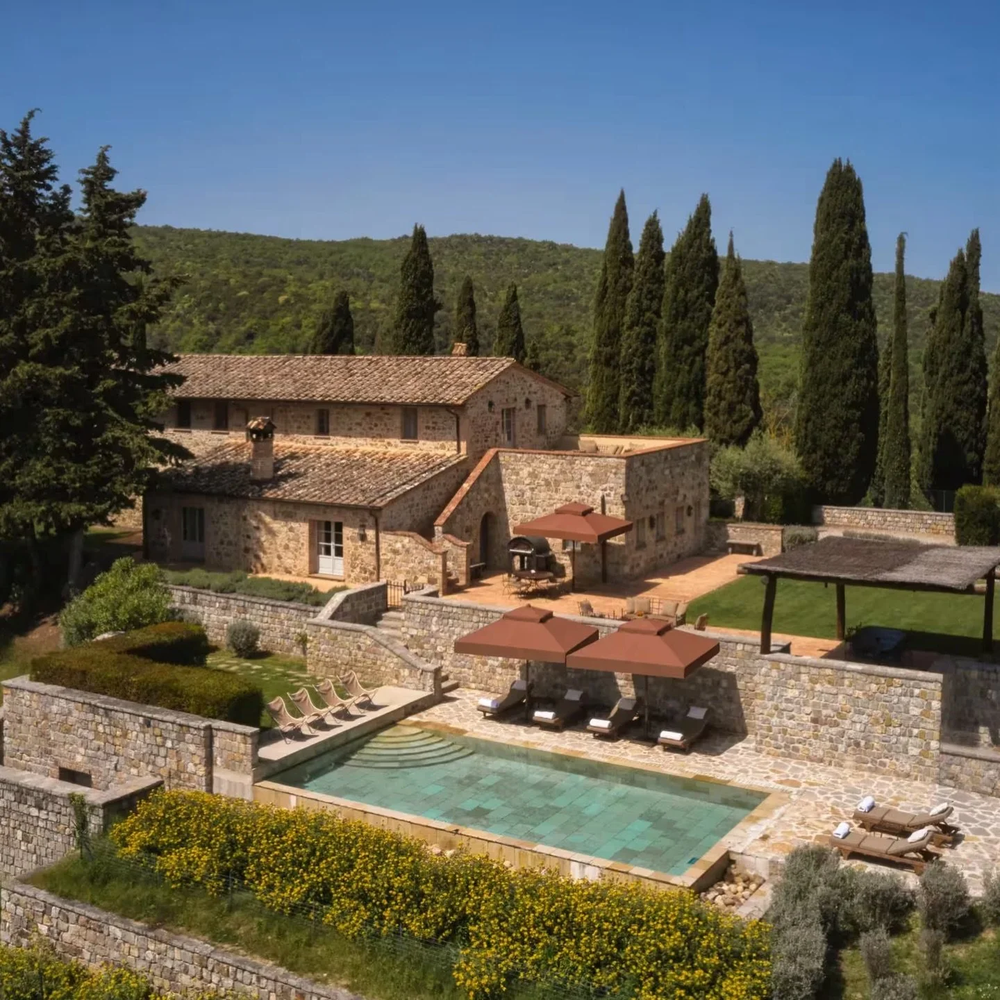 Tucked into the rolling hills of Val d&rsquo;Orcia, this is Tuscany at its most iconic.

@rosewoodcastigliondelbosco strikes that rare balance between expansive and incredibly private, yet warm and relaxed. You can stay in the borgo in one of the bea