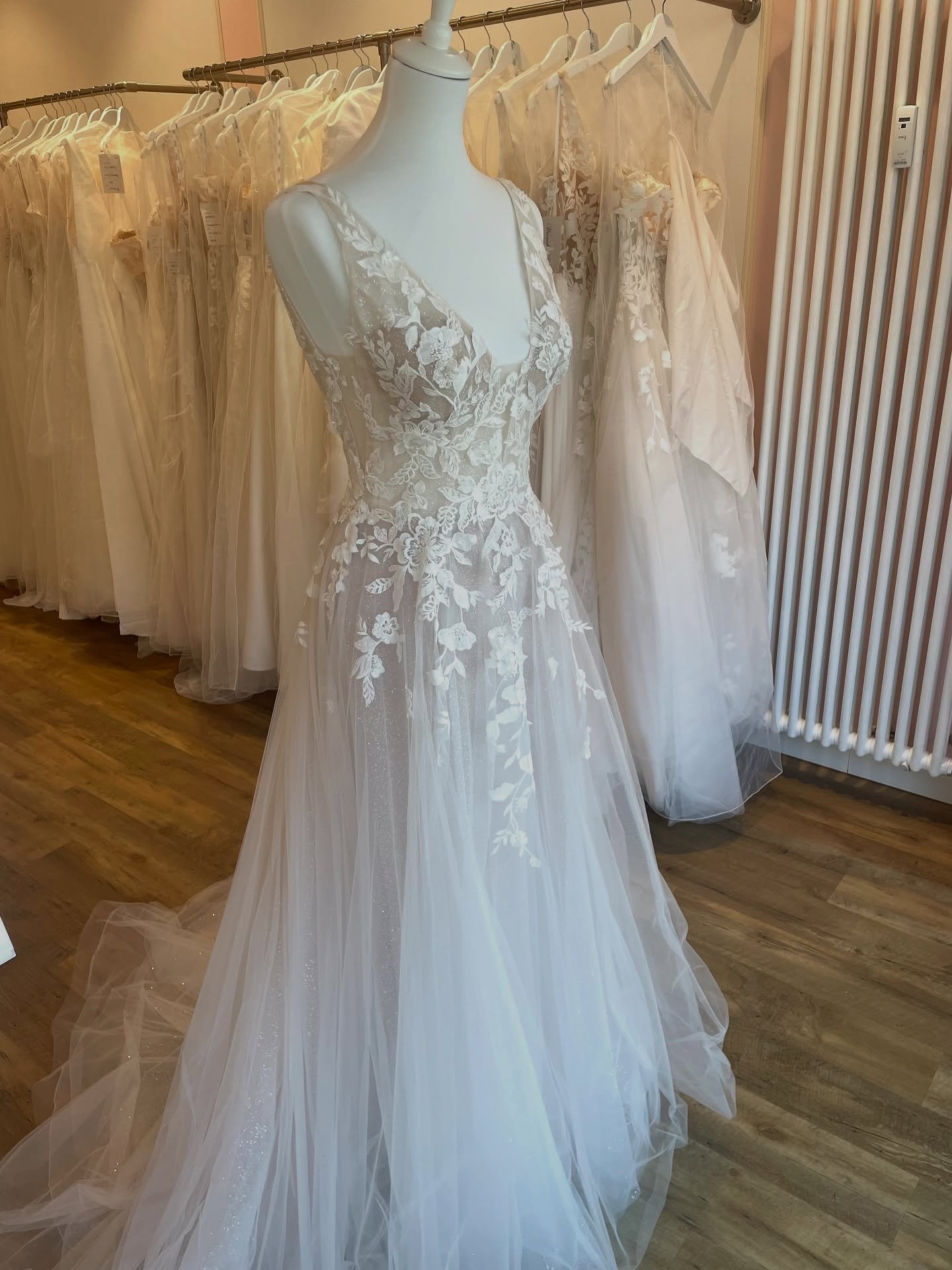 Diese wundersch&ouml;ne A Linie besticht mit ihrem bezaubernden Glitzert&uuml;ll, den wundersch&ouml;nen breiten Tr&auml;gern und ihrer romantischen Spitze. 
🩷🌸🩷

#wunschkleidfriedberg #brautkleid #hochzeitskleid #weddingdress #instabride #instawe