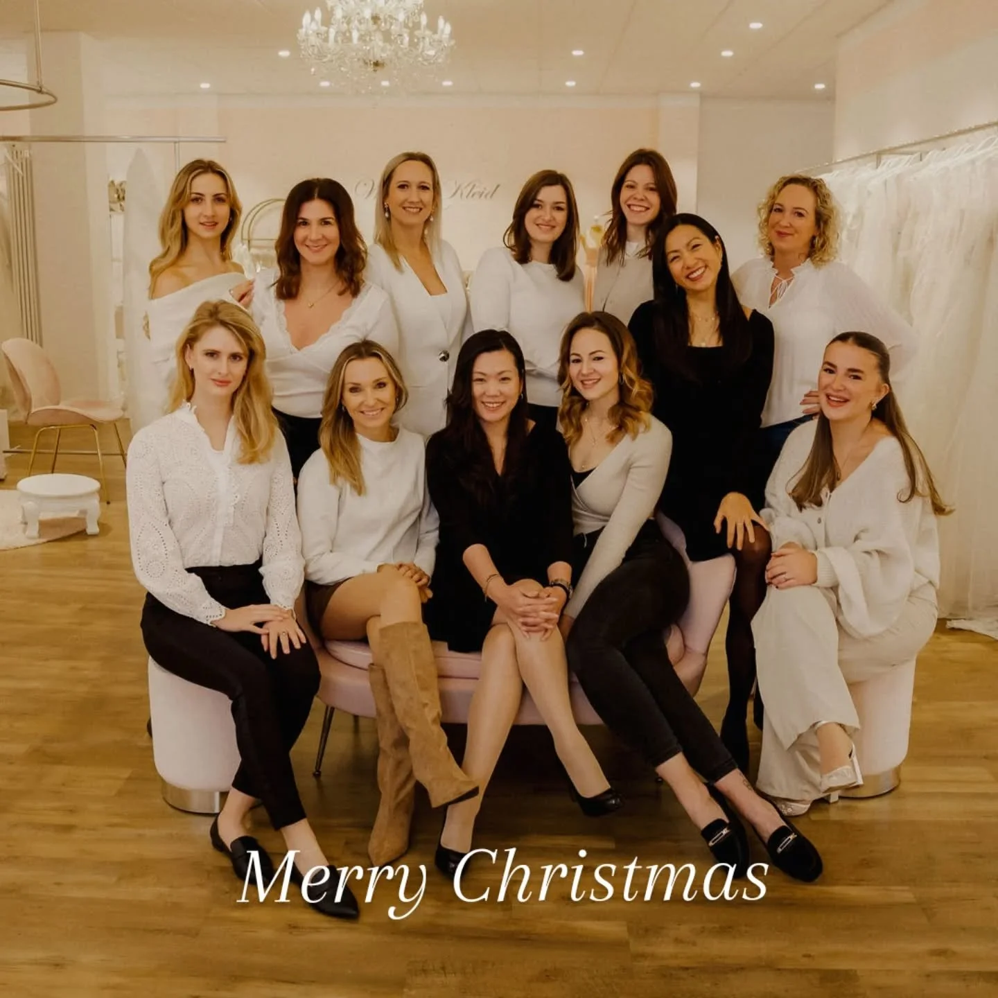 ✨️🎄 MERRY CHRISTMAS 🎄✨️

Ihr Lieben,

Soeben haben wir die letzte gl&uuml;ckliche Braut in 2025 verabschiedet. 

Wir sind so dankbar f&uuml;r die vielen Br&auml;ute und Brautpaare, die wir in 2025 gl&uuml;cklich machen durften und f&uuml;r die toll