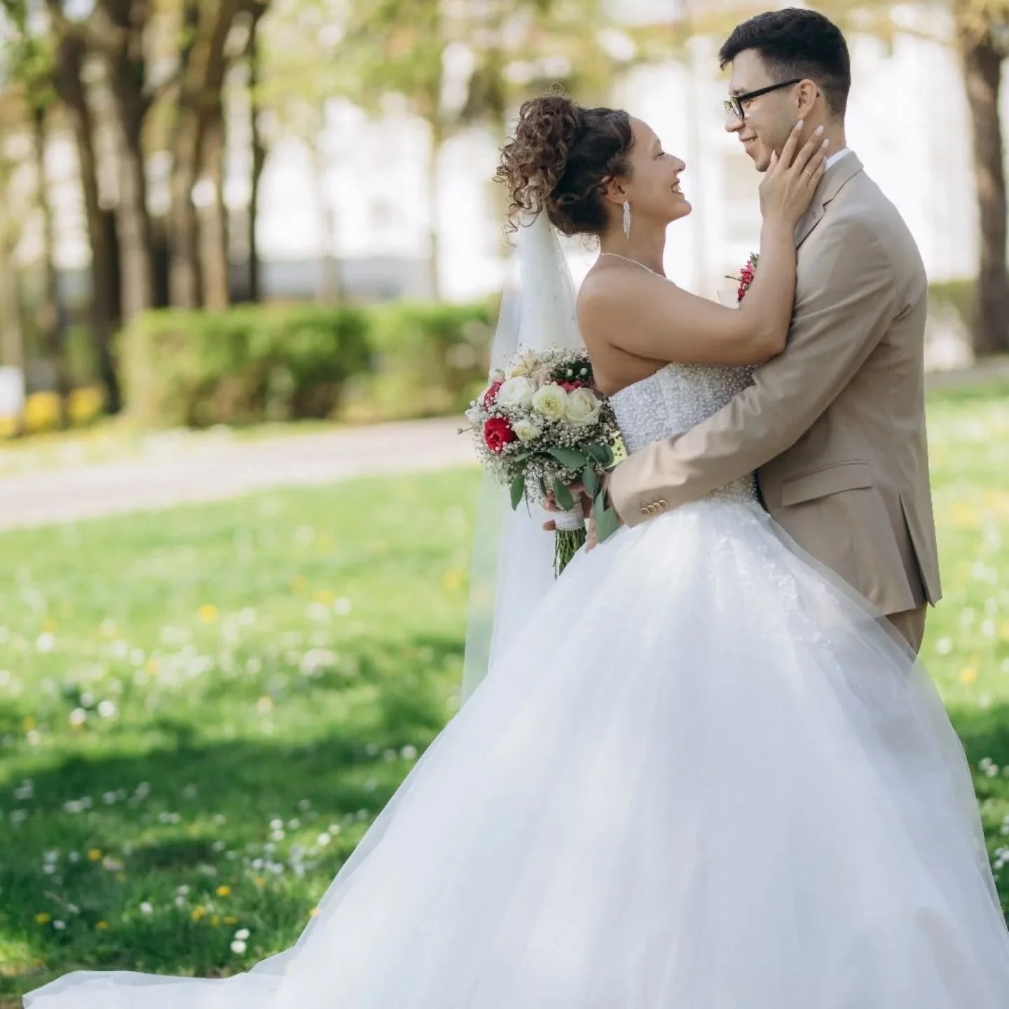 Herzlichen Gl&uuml;ckwunsch an unsere wundersch&ouml;ne WunschKleid-Braut @niki_b97 und ihren olegkotenko95 👰🏻&zwj;♀️🤵&zwj;♂️🩷! Wir sind ganz verliebt in diese tollen Bilder und freuen uns riesig f&uuml;r Euch! 

Fotos: @a_m_foto 

#wunschkleid #