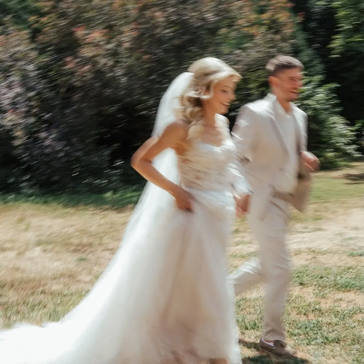 Unsere wundersch&ouml;ne Braut V. Hat sogar in 2 unserer Kleidern geheiratet. Sieht sie nicht umwerfend aus? 

Wir w&uuml;nschen Euch beiden von Herzen alles Liebe f&uuml;r Eure gemeinsame Zukunft! 

Vielen Dank f&uuml;r Dein Vertrauen 🥰! 

#wunschk