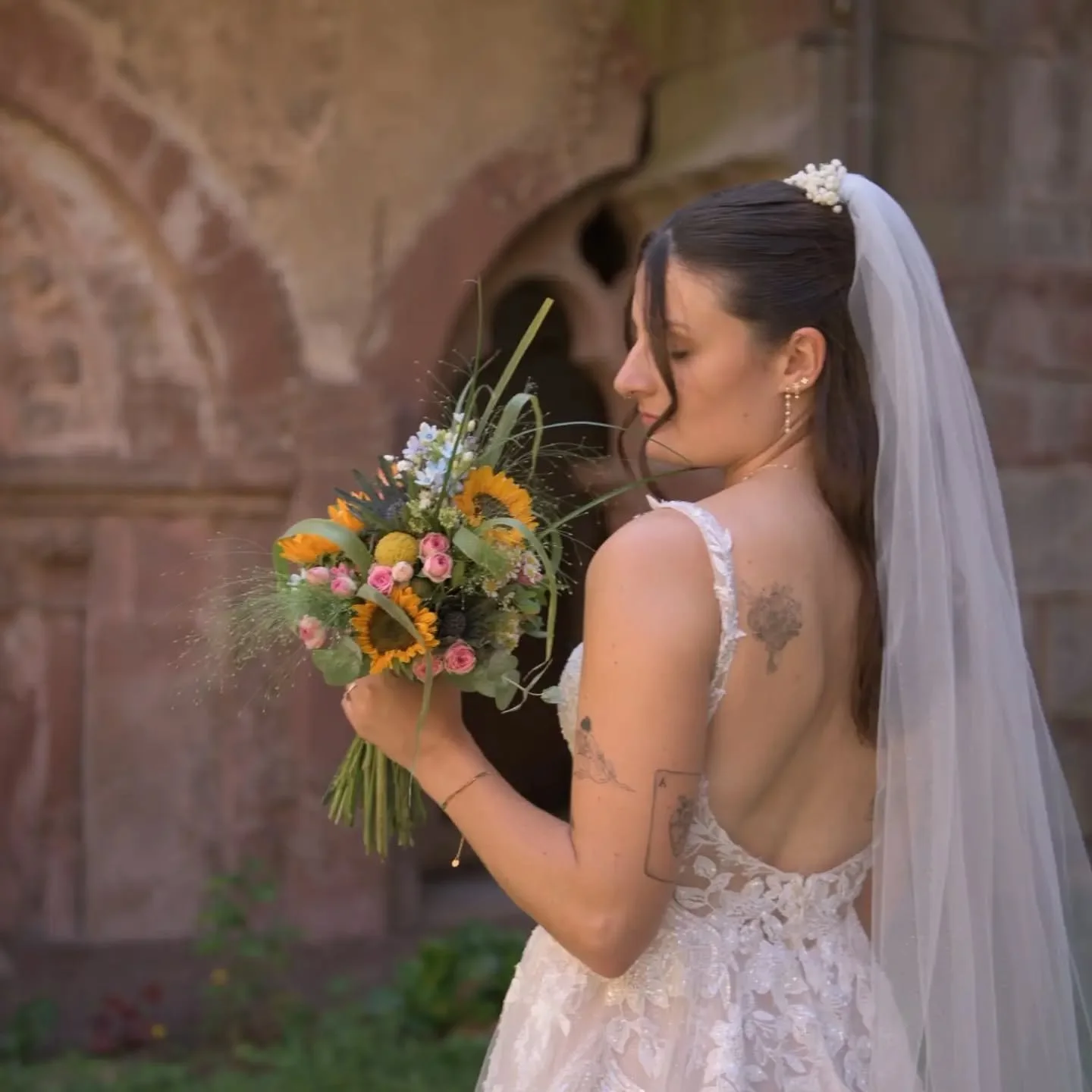Herzlichen Gl&uuml;ckwunsch an unsere wundersch&ouml;ne #realbride L und ihren Schatz &hearts;️!
Du siehst einfach umwerfend aus 😍!

Alles Liebe f&uuml;r Eure gemeinsame Zukunft!

#wunschkleid  #brautkleid #hochzeitskleid #wunschkleidfriedberg