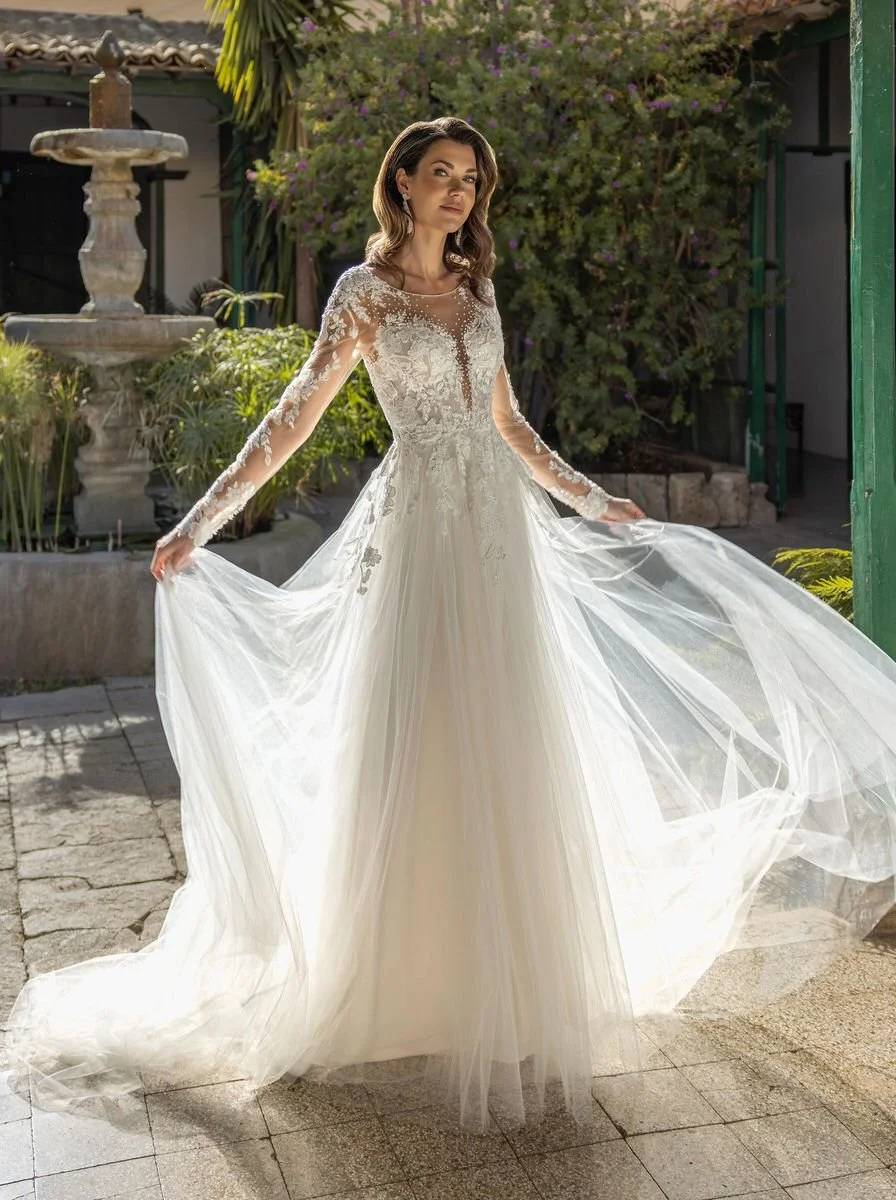 Fließende A-Linie mit Corsage, Chiffonrock und abnehmbarem Jäckchen Diane Legrand