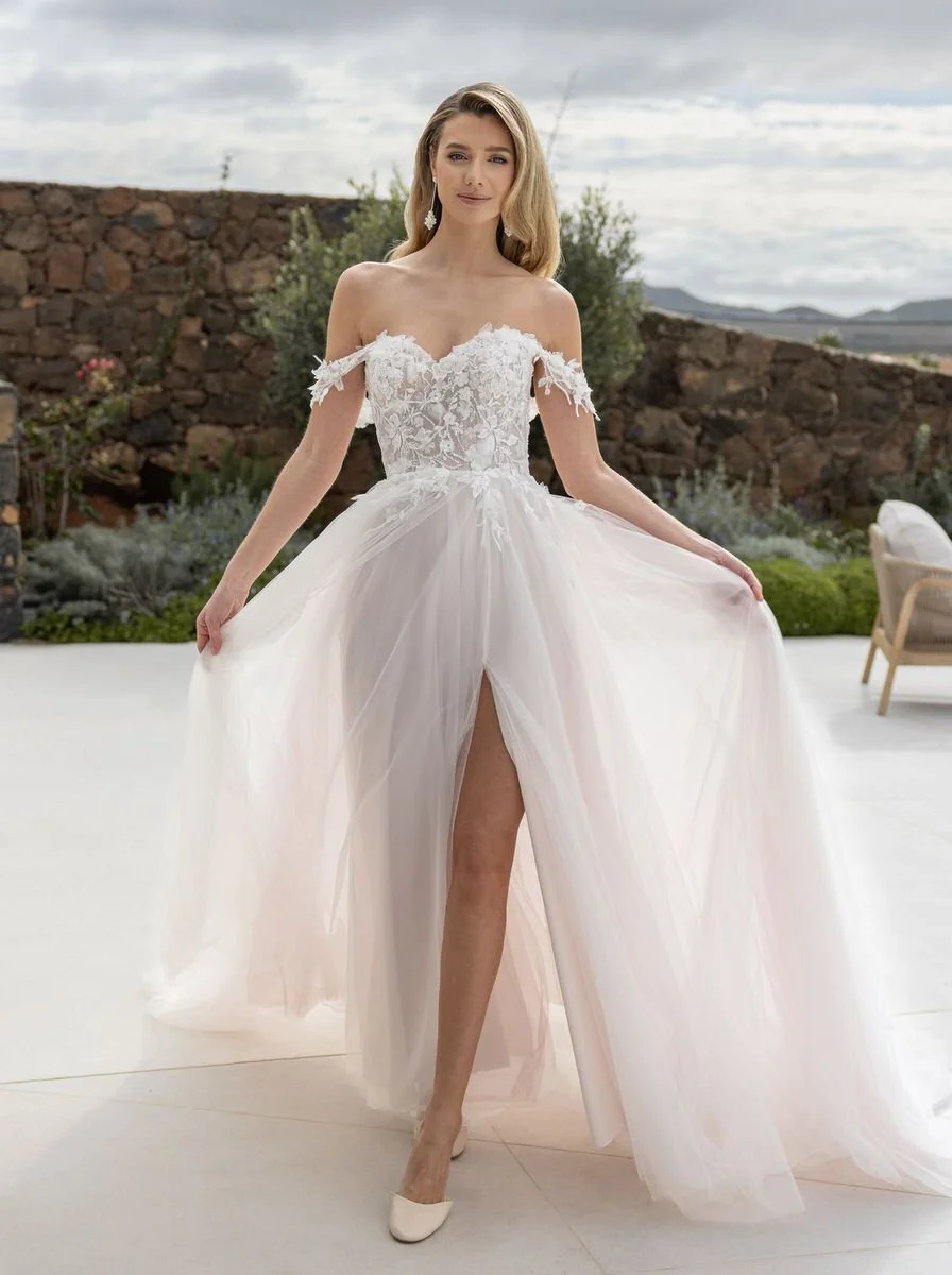 A-Linie mit Offshoulder-Ärmeln, Spitze und Tüll von Diane Legrand 