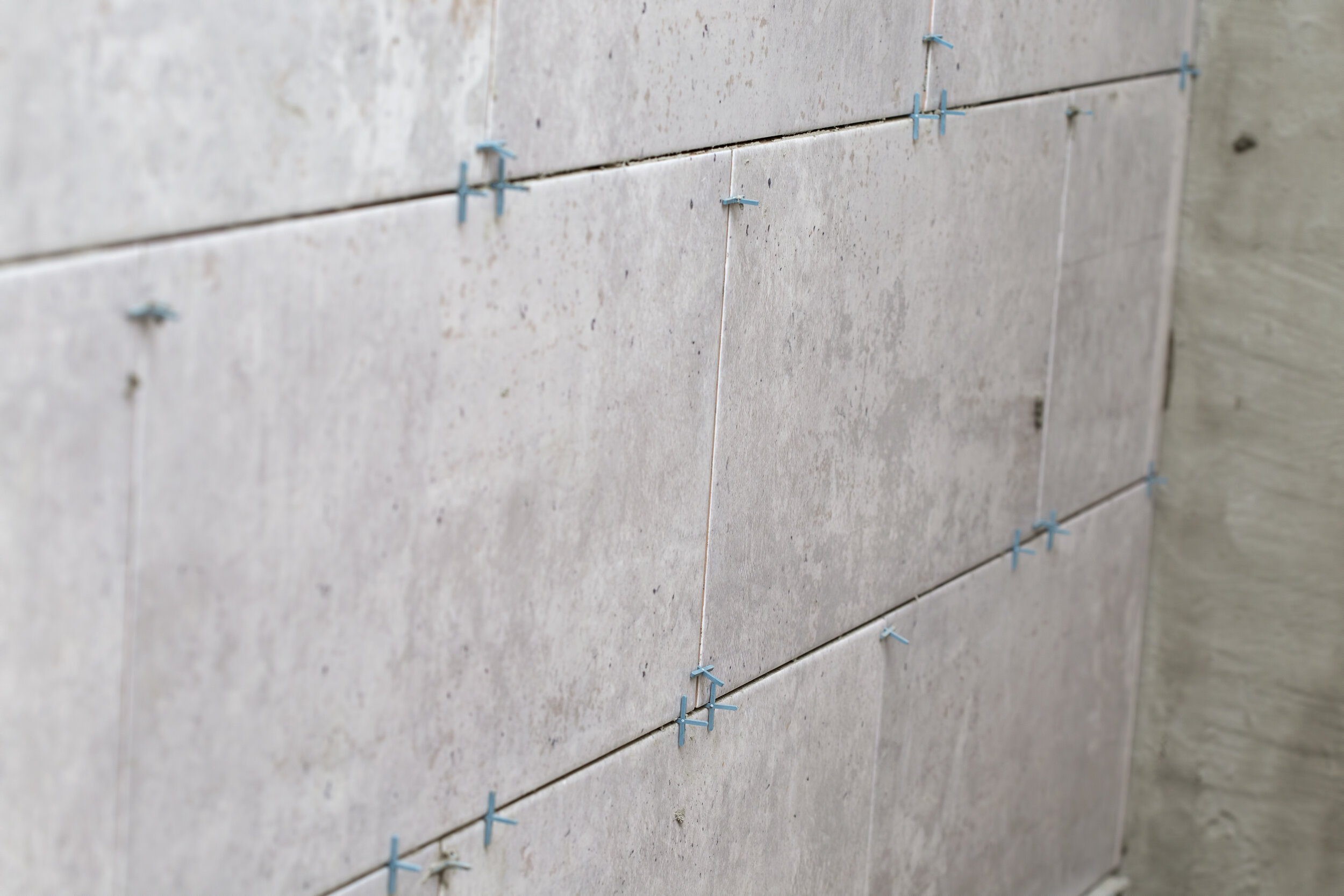 tiles-installation-with-spacers-between-ceramic-ti-7FEEGTE.jpg