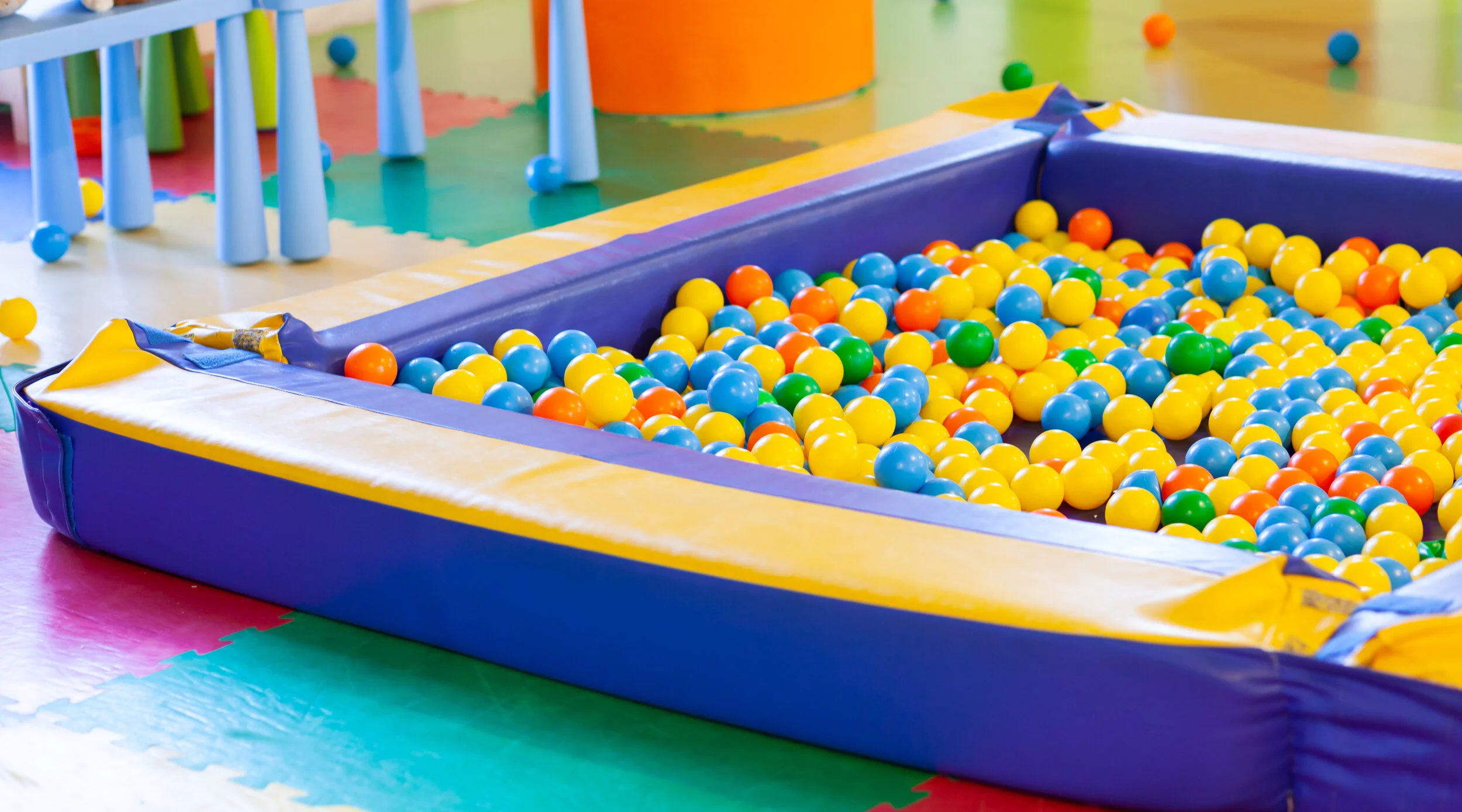 plastic-pool-ball-for-kids-ZBT7LP3.jpg