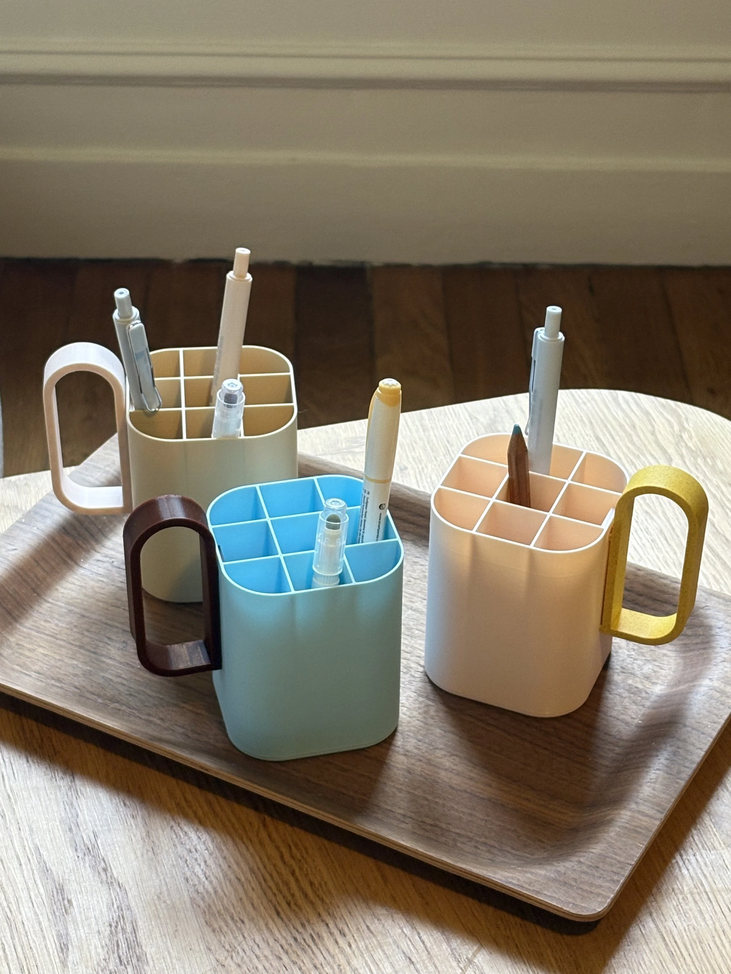 Objet de bureau design en forme de mug dans un environnement de travail créatif.