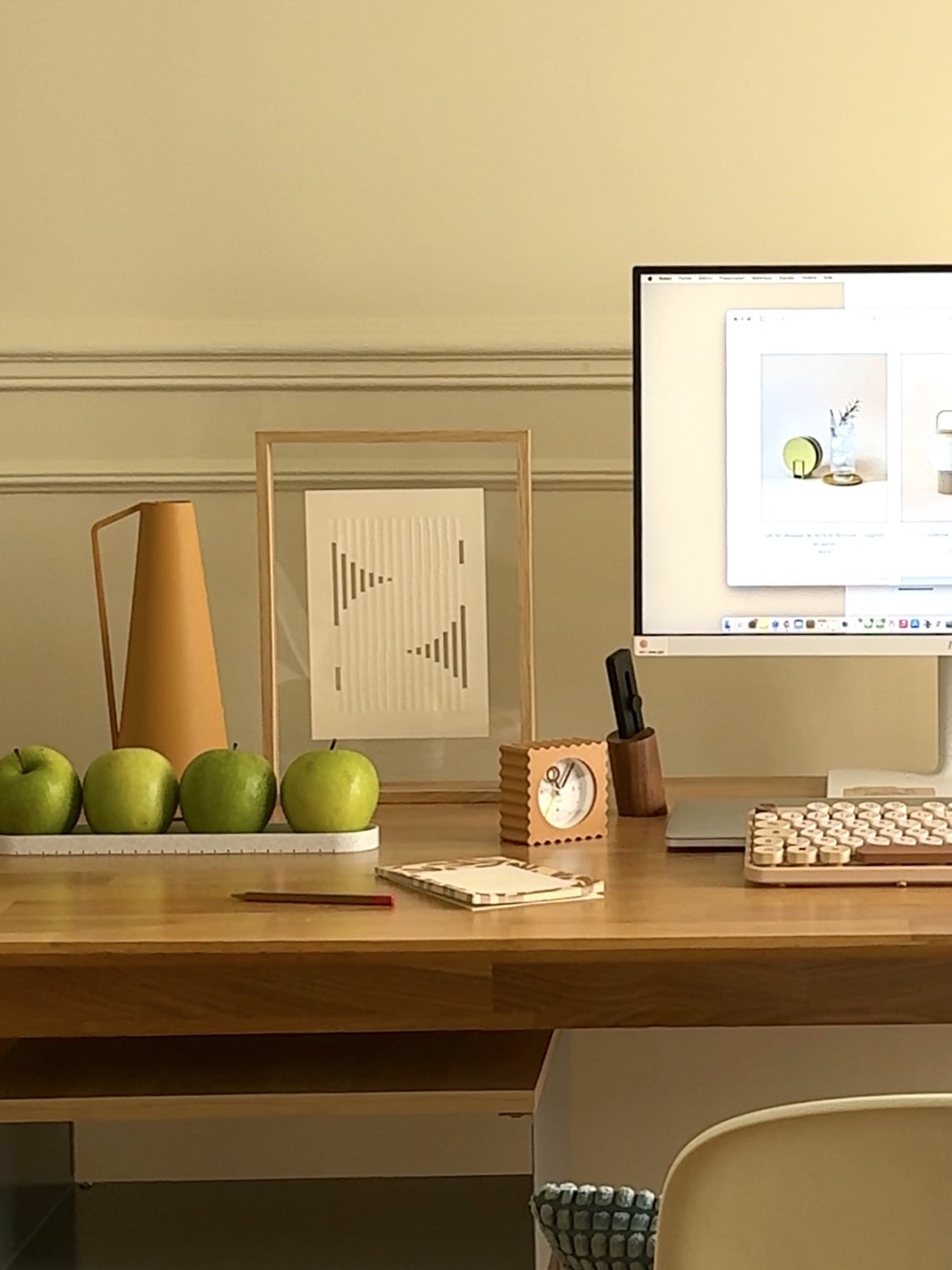 Objet de bureau design pour fruits dans un environnement de travail minimaliste.