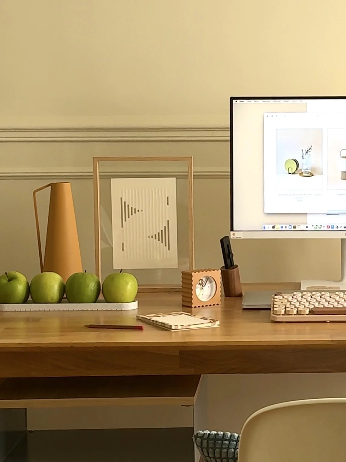 corbeille à fruits sur un bureau