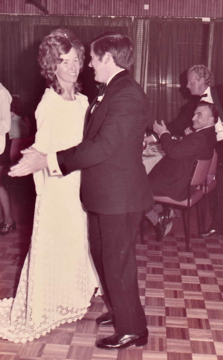 5_MumDad_WeddingDance.png
