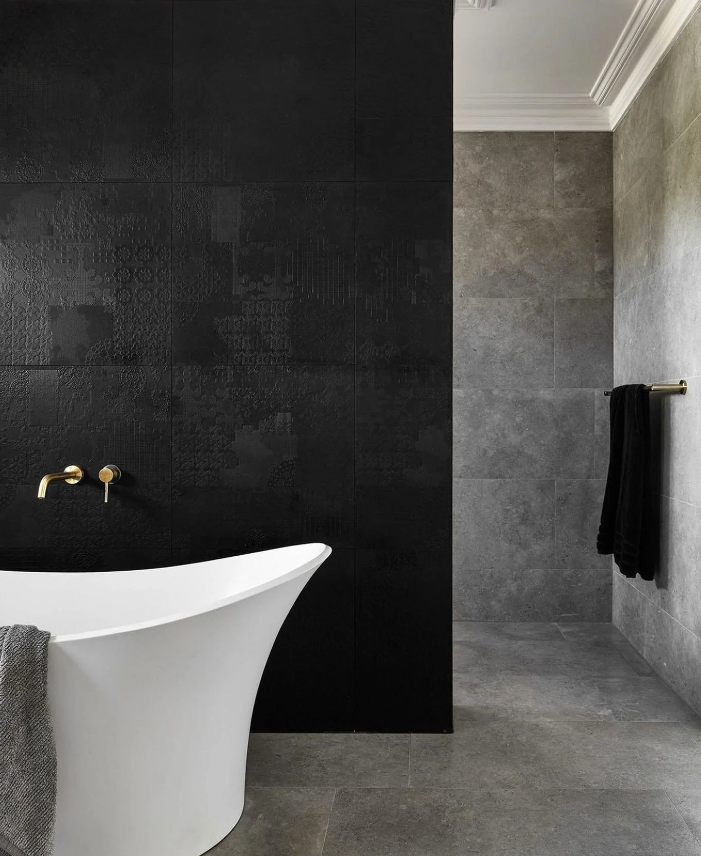 Love the monochromatic colour palette used in this spacious bathroom by @thomasz.group &bull; The texture on the tiles too 👌🏼
.
.
.
#building #construction #renovation #interiordesign #architecture #bathroom