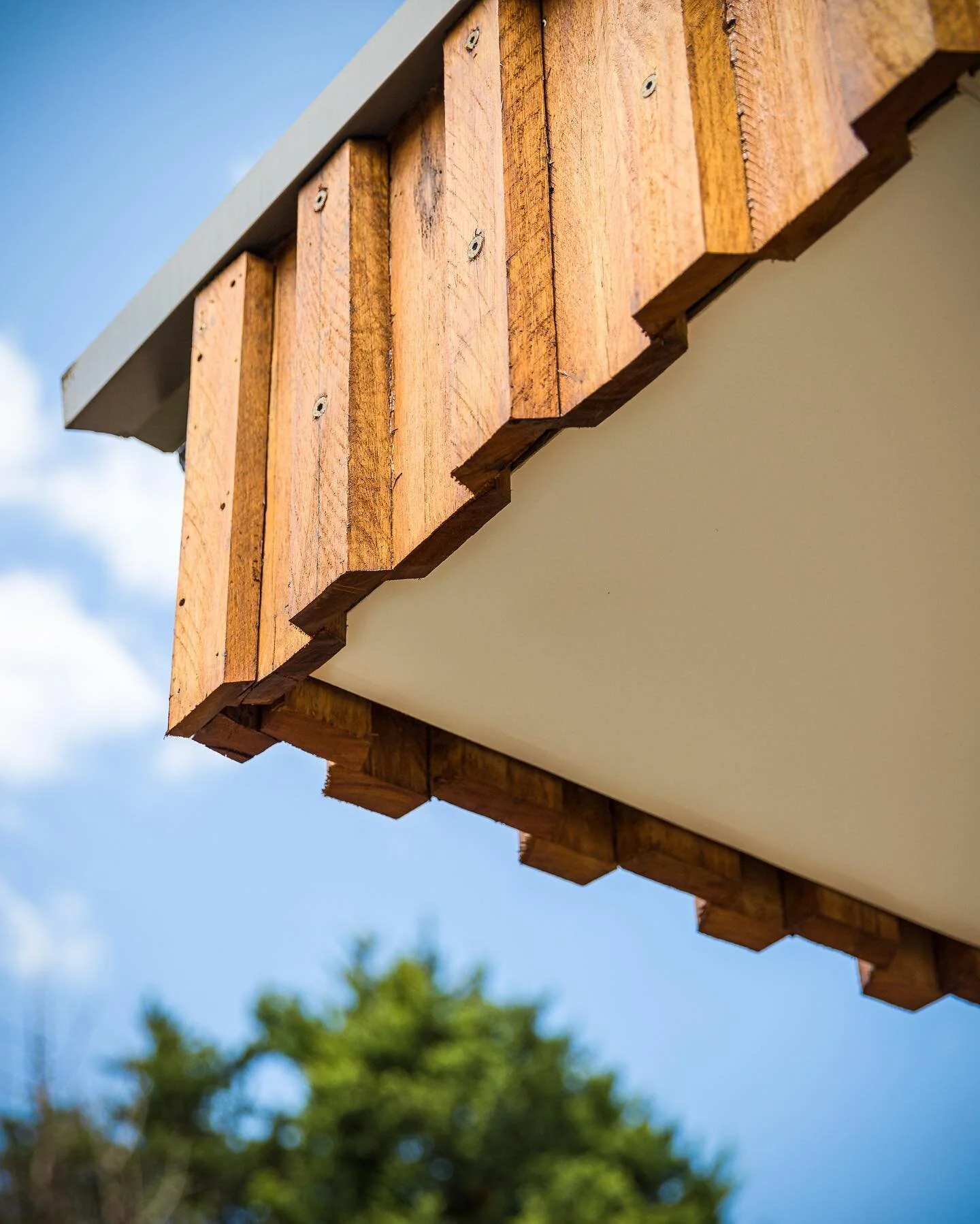 Love how this rough sawn hardwood board &amp; batton cladding turned out at our Lilyfield project 🏠 
.
.
.
#building #construction #architecture #interiordesign #renovation