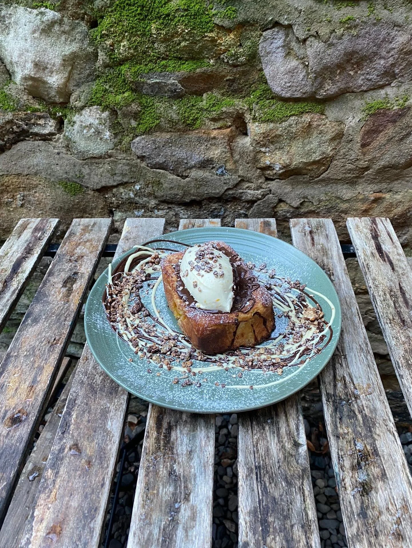 🍊SPECIAL FRENCH TOAST!🍊

Soaked brioche, orange marmalade mascarpone, dark chocolate and walnut granola drizzled with white and dark chocolate 🤤