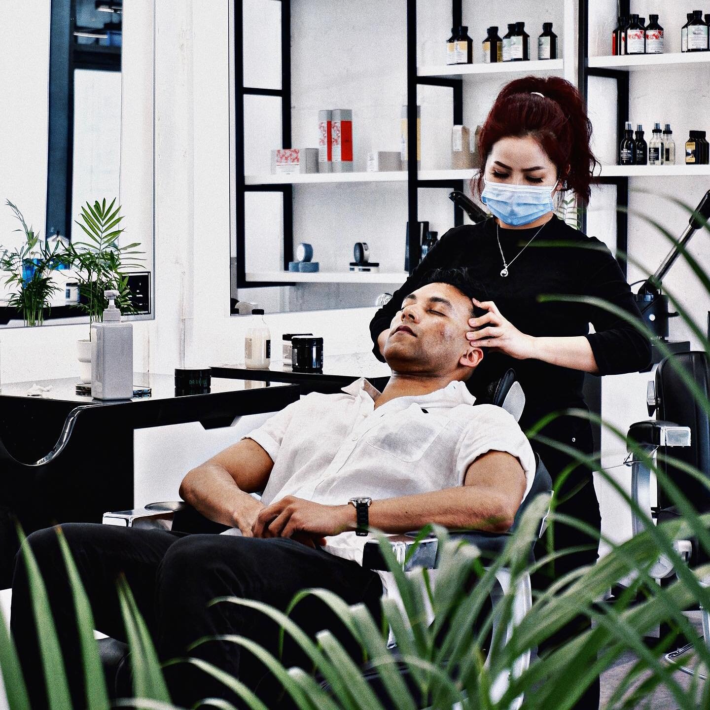 Re-energize yourself with YARD&rsquo;s 30 minute scalp and shoulder massage. 

Benefits: 

- Relieves tension 
- Improves blood circulation 
- Eases headache pain
- Improves mood 
- Energy boost

#yardbarbershop #mensbarbershop #menshair #barbershopd