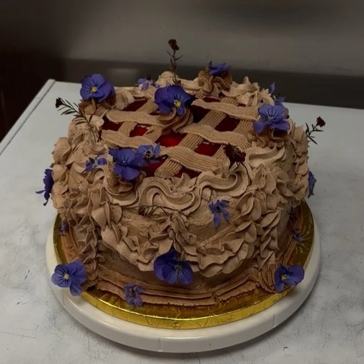 TEENIE WEENIE BIRTHDAY CAKEEEEE for @teenieweenie1 🎂🎂🎂 

collab with my girl @verified_street_rat 💋

Chocolate cake (recipe by @will.this.make.me.happy) we added chocolate &amp; hazelnut chunks 🤪 
Hazelnut butter pastry cream and raspberry jam f