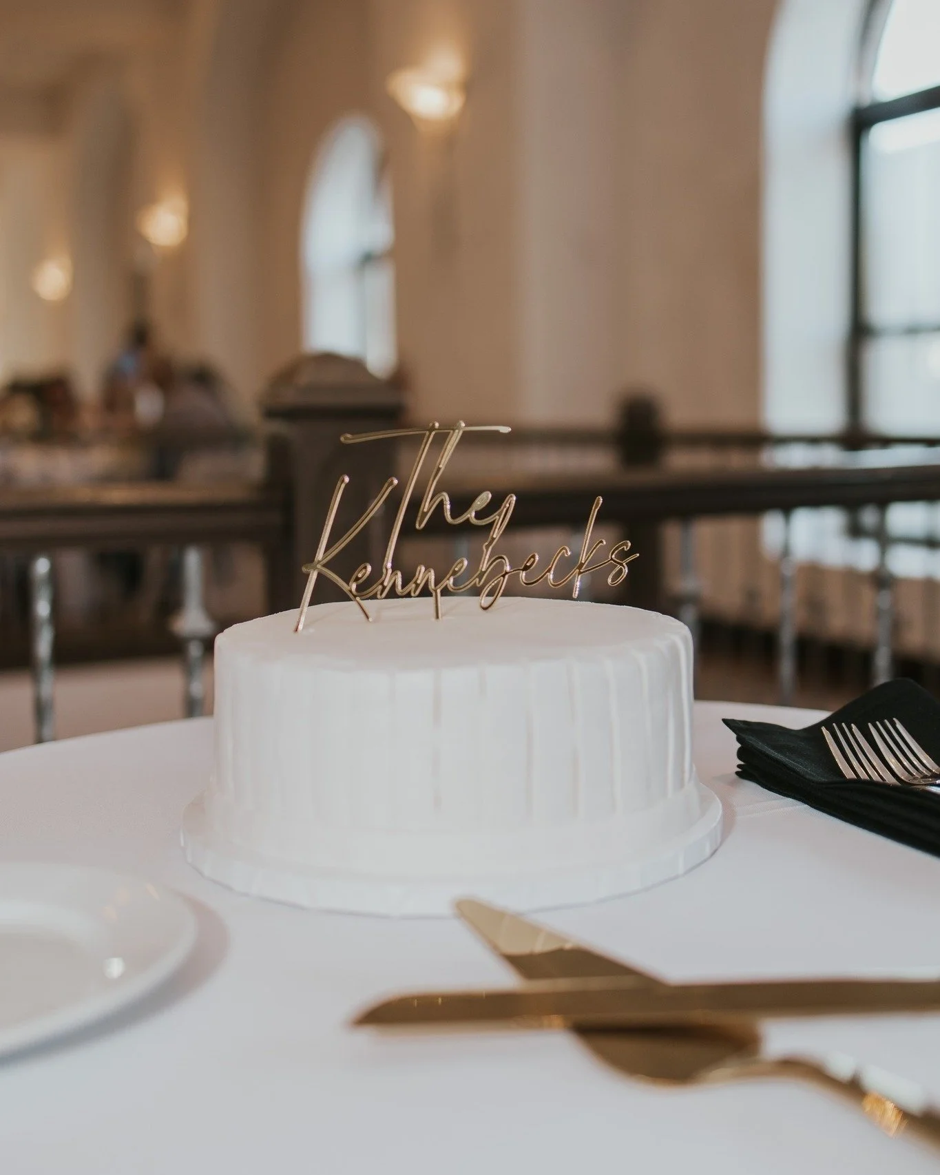 Me 🤝 cake photos
.
#wedding #weddingcake #cakecutting #weddingdetails #stlweddingphotographer #missouriwedding #stlouiswedding #canonr6