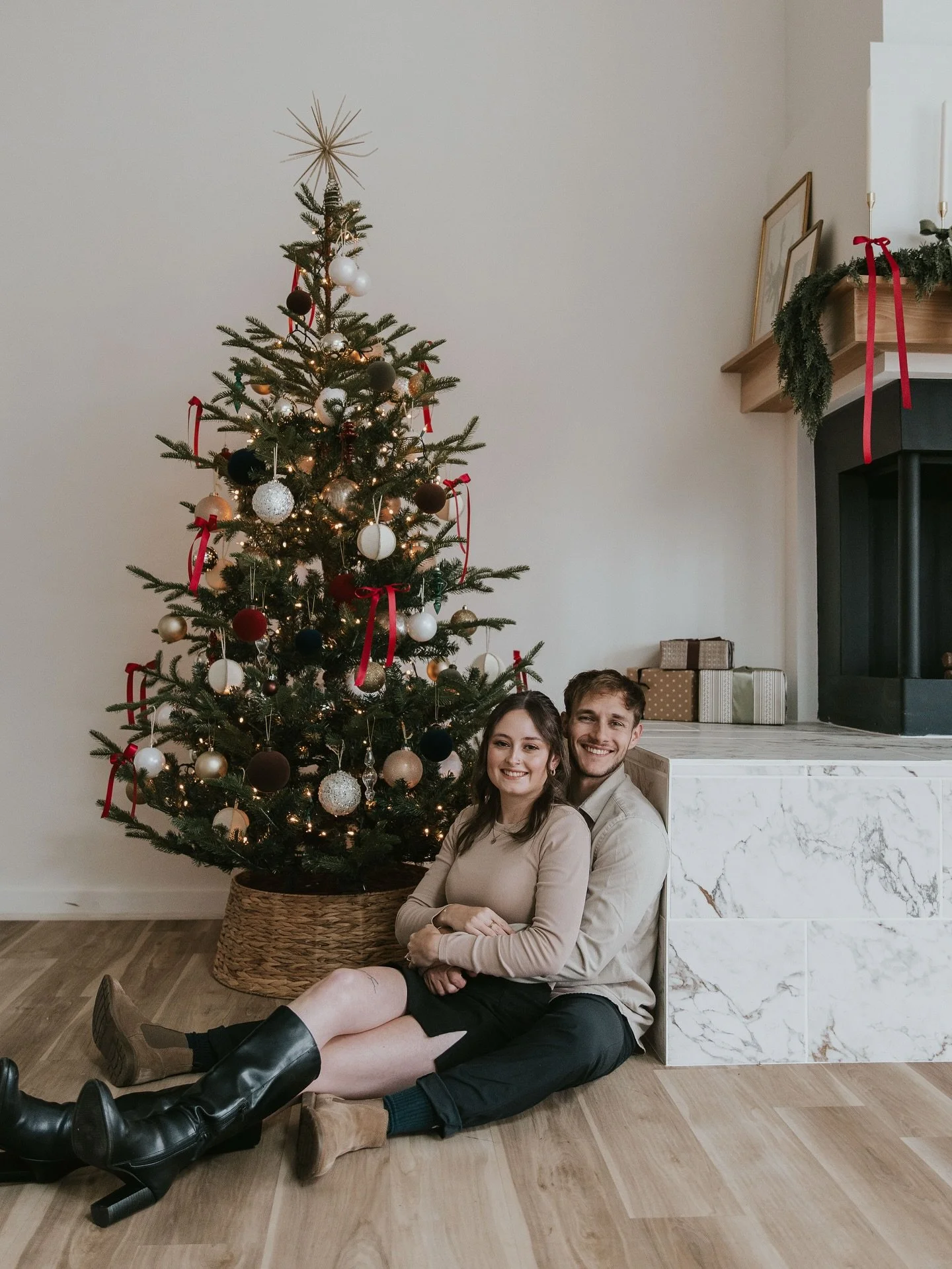 Christmas magic, soft light, and moments that feel like home 🎄✨ I still have openings for both my studio minis and the tree farm! Booking link in bio.