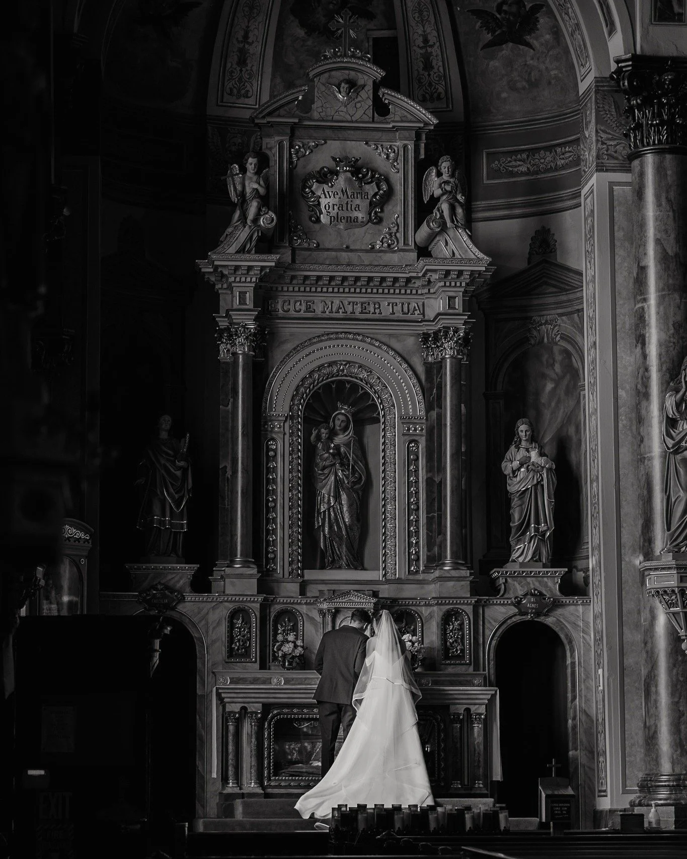 Some b&amp;w moments from Elizabeth &amp; Evan's October wedding💍🤍 second shot w/ @desertlunaphoto 
.
#stlouiswedding #stlouisweddingphotographer #stlouisunionstation #weddingphotographer #missouriweddingphotographer