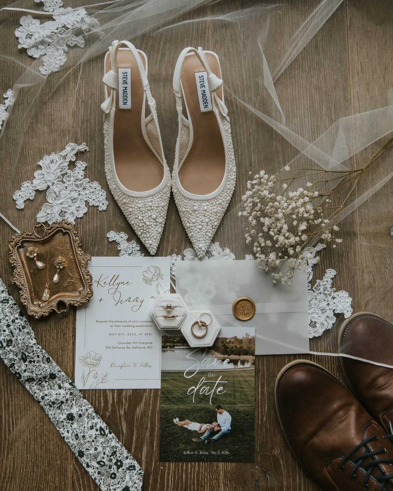 Details from Kellyne &amp; Jimmy's wedding day💍
.
#wedding #weddingphotographer #weddingdetails #flatlay #missouriweddingphotographer