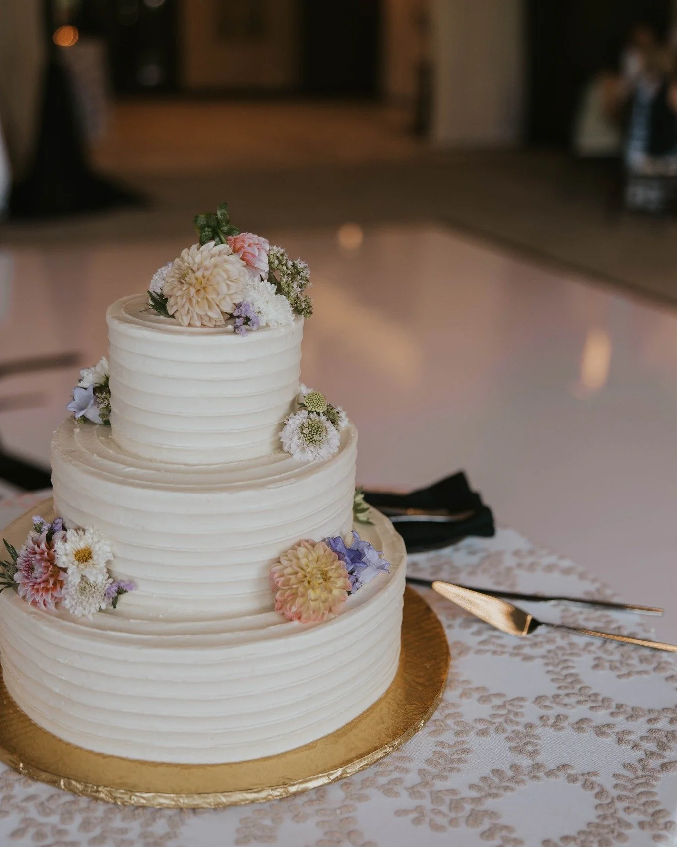 A moment for this beautiful summer wedding cake by @thecakerystl 
.
#wedding #weddingcake #missouriwedding #missouriweddingphotographer #stlouiswedding #stlouisweddingphotographer #countryclubwedding