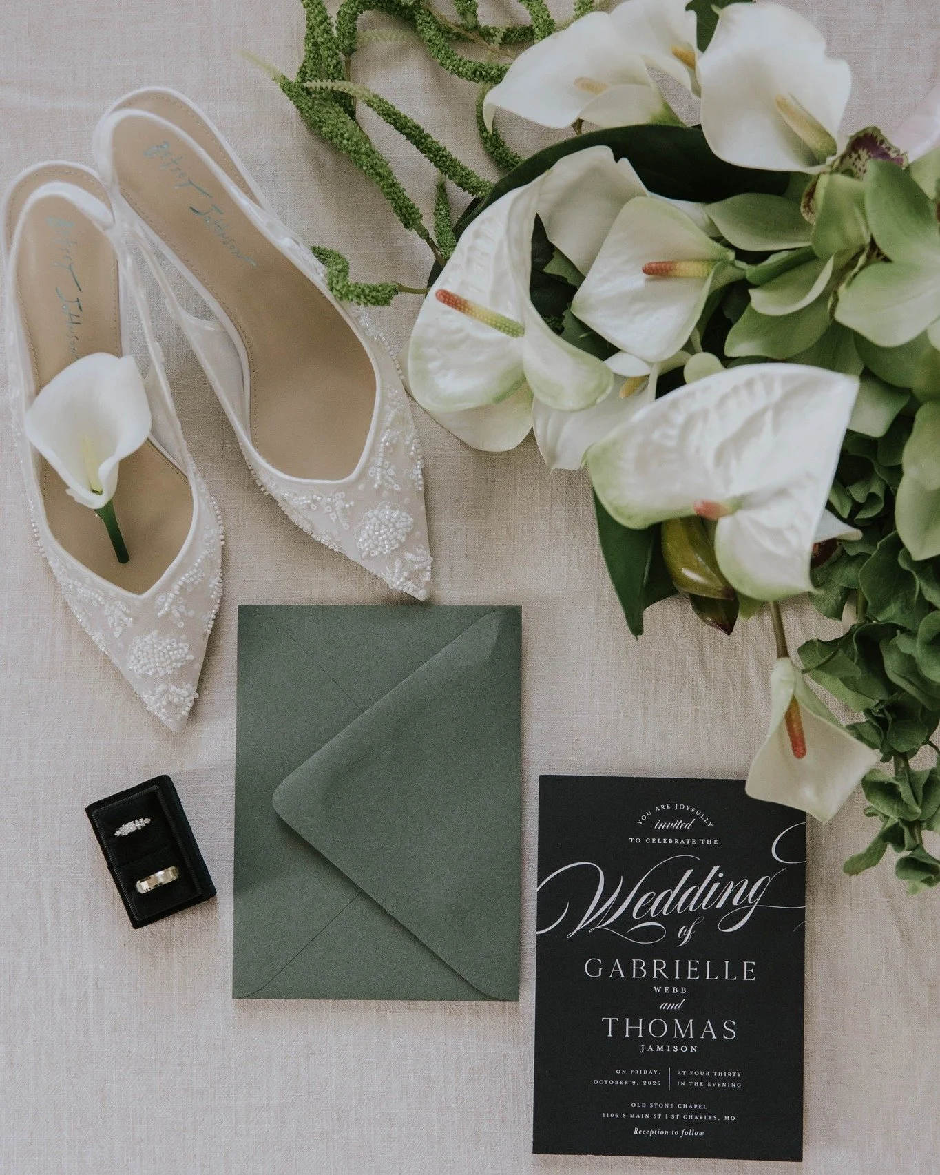 The Jamisons // details
.
#missouriwedding #weddingdetails #weddingcake #missouriweddingphotographer #fallwedding st louis wedding st louis wedding photographer