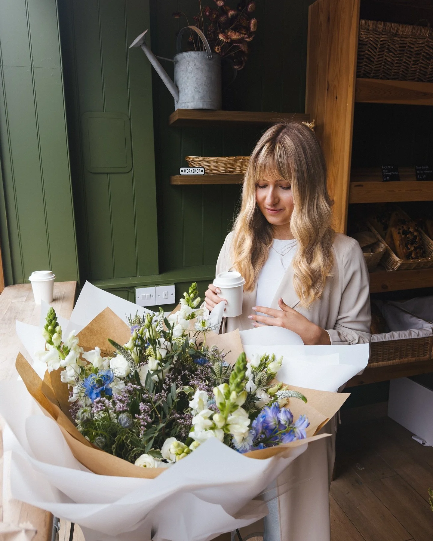 Surprised @lizzie_hs with the most amazing flowers from @oliversflorist, huge thank you @teganoliver_ for putting it together 🙌