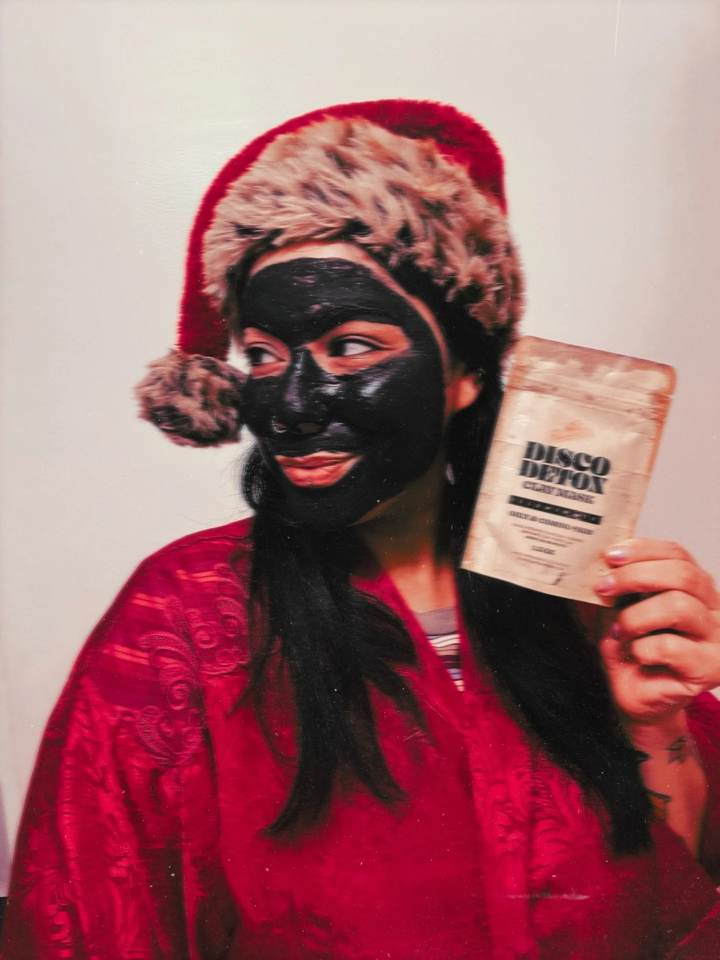 Detoxing all that Holiday Stress ✨🎄❤️❤️❤️ Happy Holidays to you and yours. Don&rsquo;t forget your skincare 💫

.
.
.
.
.
.
#skincare #happyholidays #nontoxicskincare #glitter #xmas