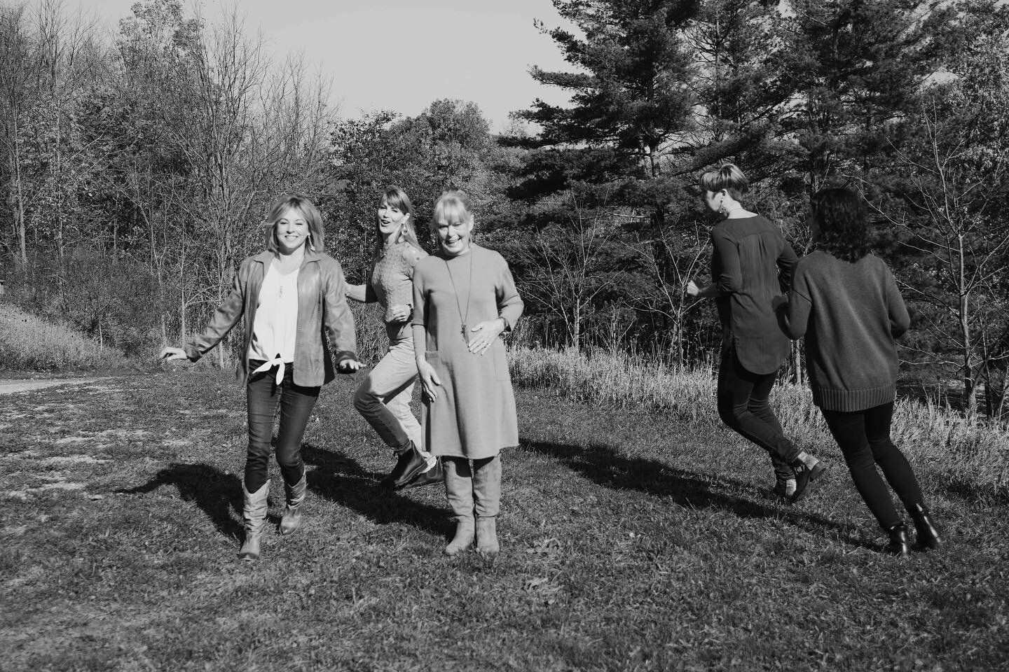 A few more photos from my shoot with @hazelearthdesign in the fall! I love this action shot with all of the models, and the close-up detail shots of the beautiful jewellery pieces.
. . . . .
#photo #photography #ballsfalls #niagara #vineland #ontario