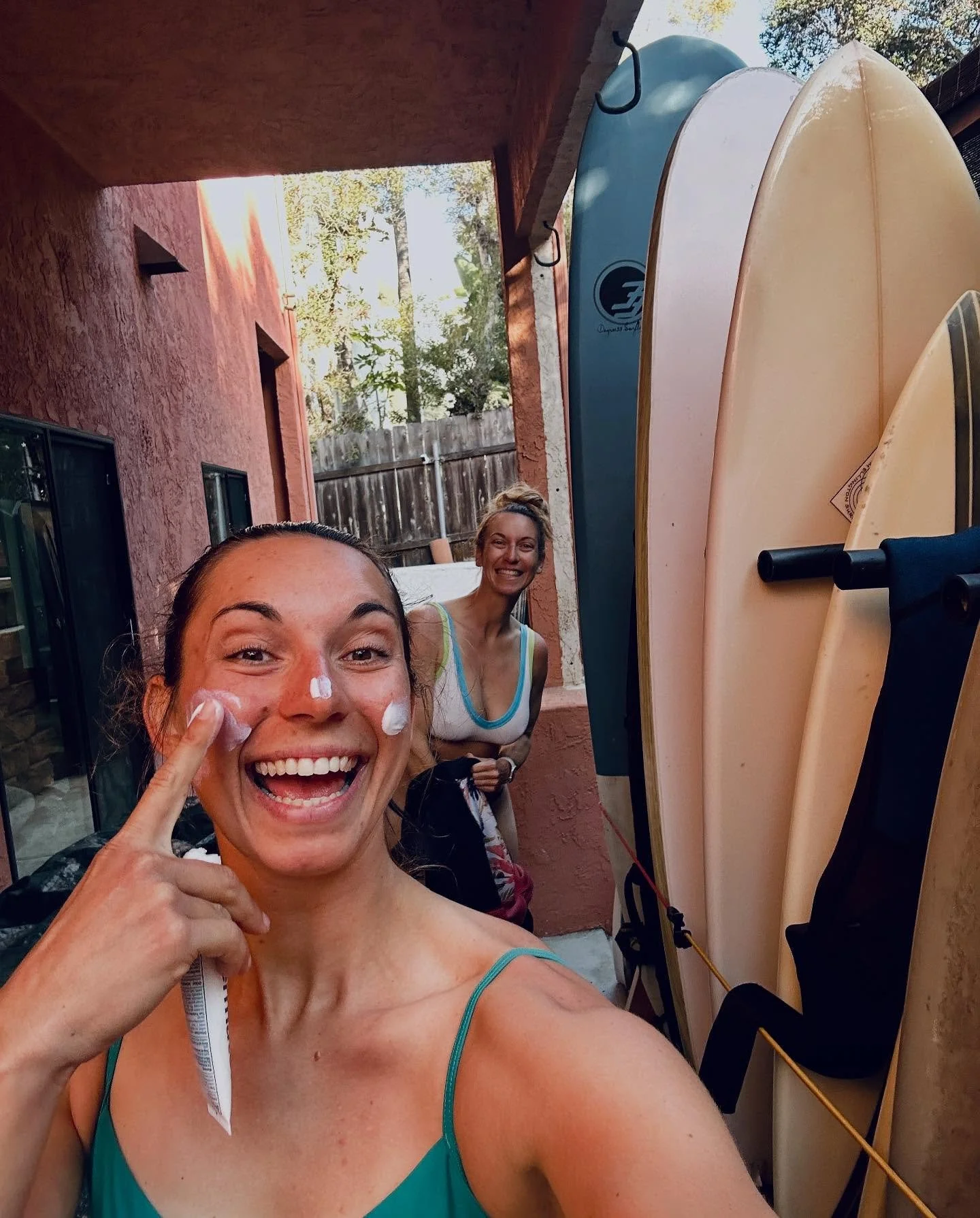 Beach run/surf scope, sister surf sesh and strength workout for my last morning is California before flying off to NYC ☀️🩷 
Got a fun tossing and tumbling in the waves this morning, but thankfully @dermatoneskinprotection zinc sunscreen can take a