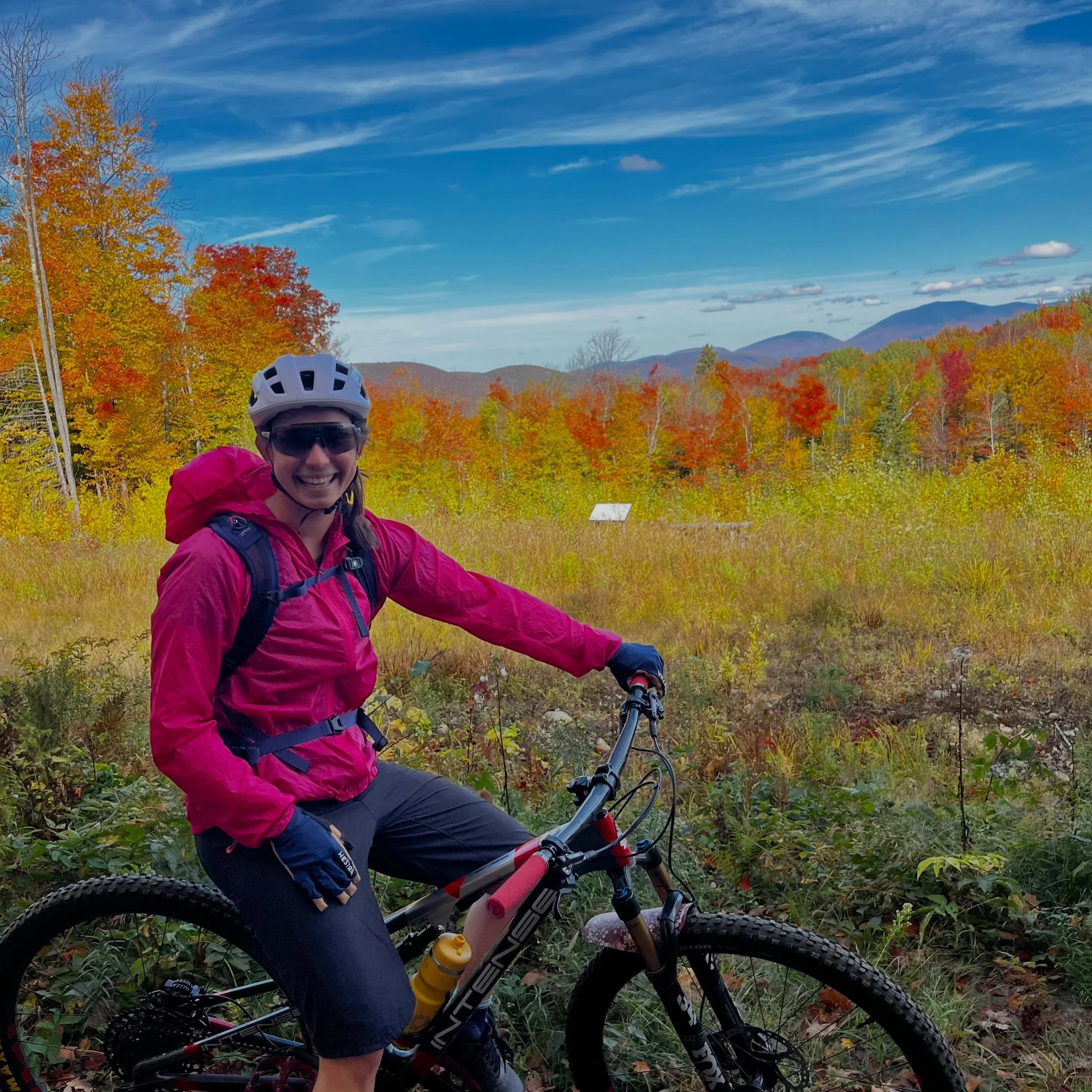 Temps are dropping, leaves are changing, one of my favorite times of year! Time to pull out the @hestragloves for these chilly mornings ☺️ 

#hestra #hestrausa #gloves #skigloves #bikegloves
