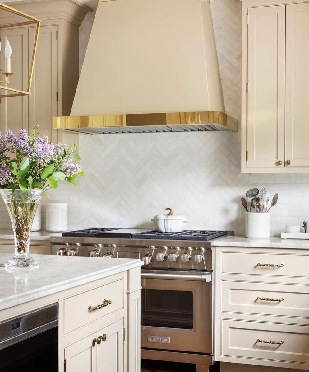 The polished 1.5&rdquo; x 8&rdquo; Dynasty White herringbone by @allstonetile is the perfect backsplash for this stylish kitchen! Dynasty White marble has become the new standard of beauty in every designer, architect, and homeowner toolkit. This nat