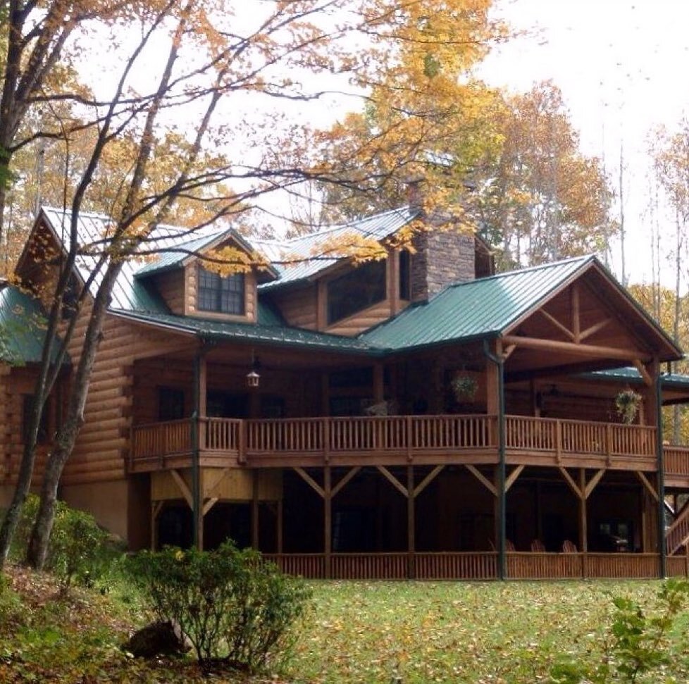 Fall is in the air 🍁 Can you picture yourself sitting on this porch with a cup of coffee or hot chocolate? Contact us today to get started on your dream!! 
&bull;
&bull;
&bull;
#sloansmill #sloansmillloghomes #sloansmilltimberframe #engineeredlogs #