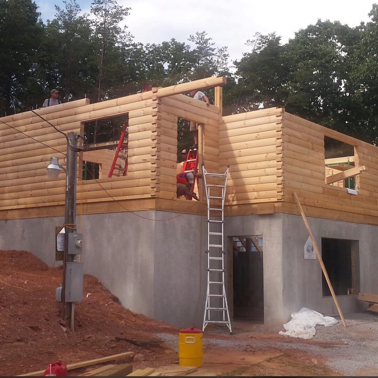There are fewer things more exciting than seeing your log home or timber frame home coming together! 🏗🏚
&bull;
&bull;
&bull;
#loghomes #loghomedreams #timberframes #timberframehomes #northcarolina #inmymindimgonetocarolina