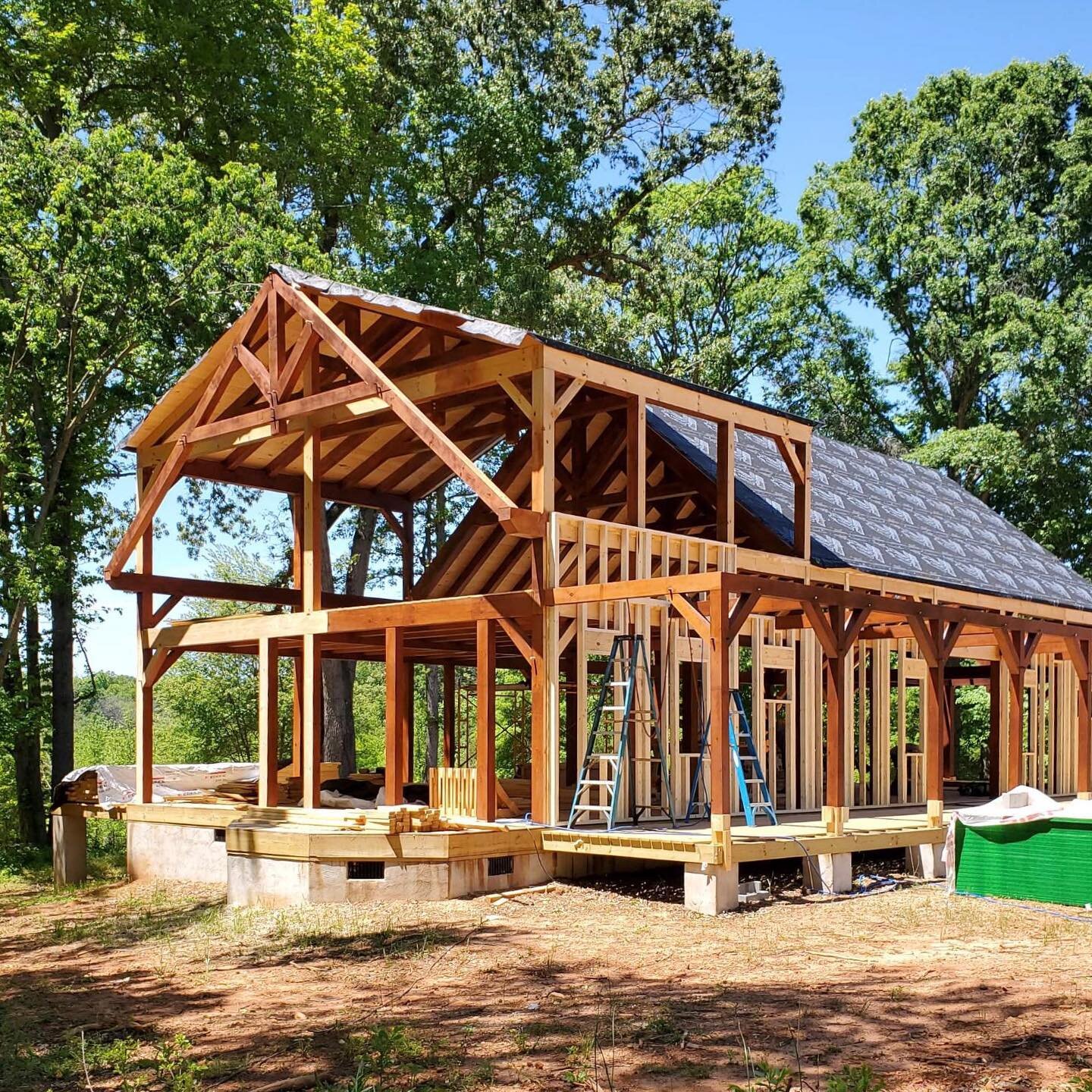 Picture perfect! 👌🏻 We love seeing the progress made on one of our timber frame projects in NC!  #timberframe #timberframehomes #loghome #engineeredlogs  #northcarolina