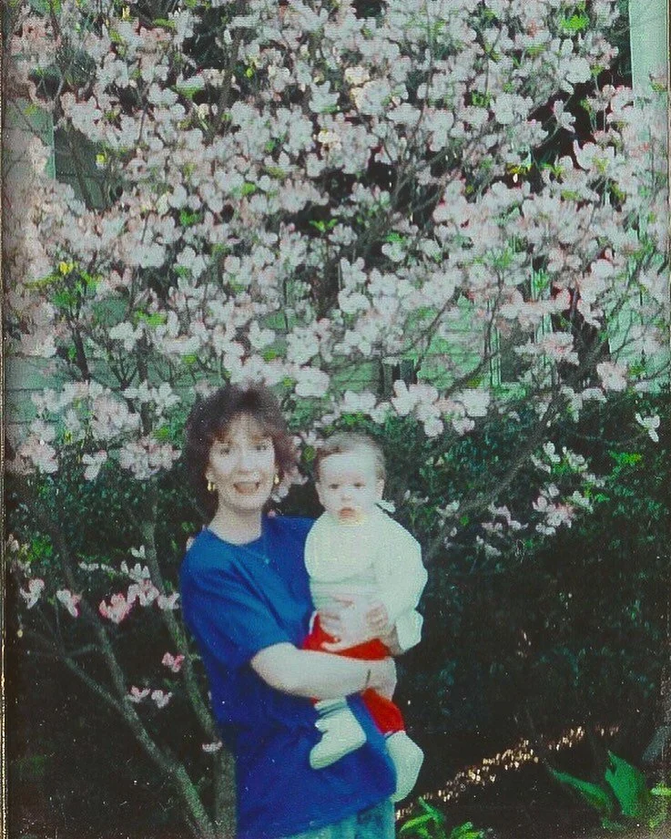 HAPPY MOTHER&rsquo;S DAY to this awesome lady right here!!🙋🏻&zwj;♀️🙌🏻🎉❤️From being the kindest, most loving mom, to being the coolest, most stylish mom (extending her fly fashion sense to me in this moment via these red hawt Santa pants), all I 