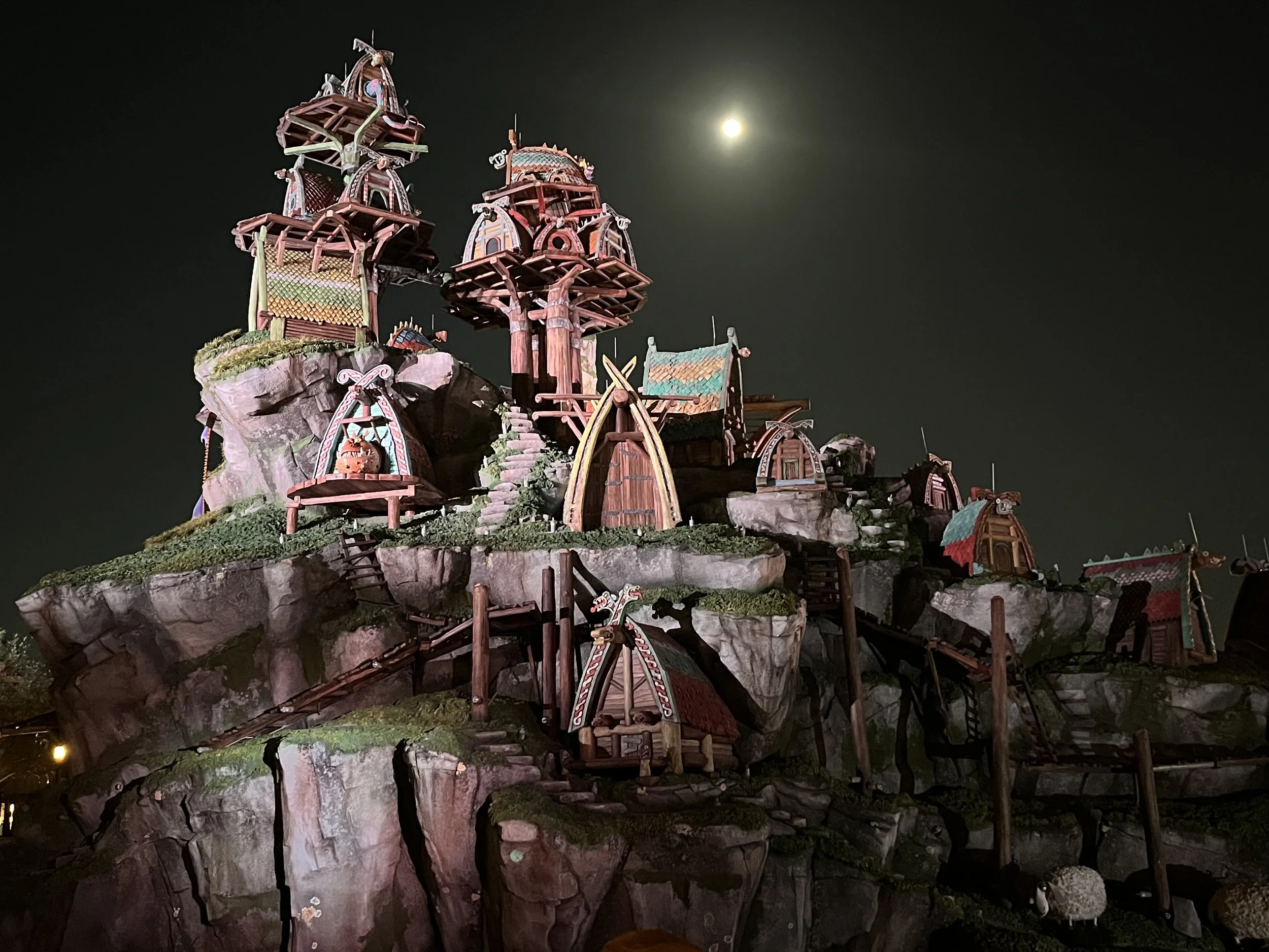 Mainland Retail (How to Treat Your Dragon / Viking Traders) - Nighttime View from Playground - Isle of Berk at Universal's Epic Universe