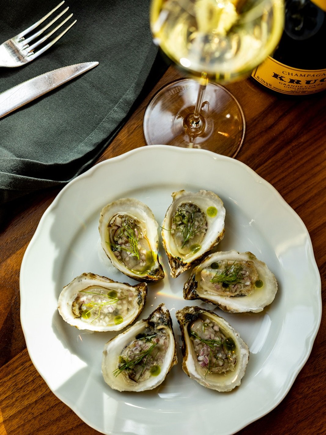 When in doubt, start with the oysters&hellip;

Our beausoleil oysters are dressed with a shallot&ndash;verjus mignonette (made from the juice of wine grapes) and finished with a fresh sprig of fennel.

Join us at the bar or make a dinner reservation 