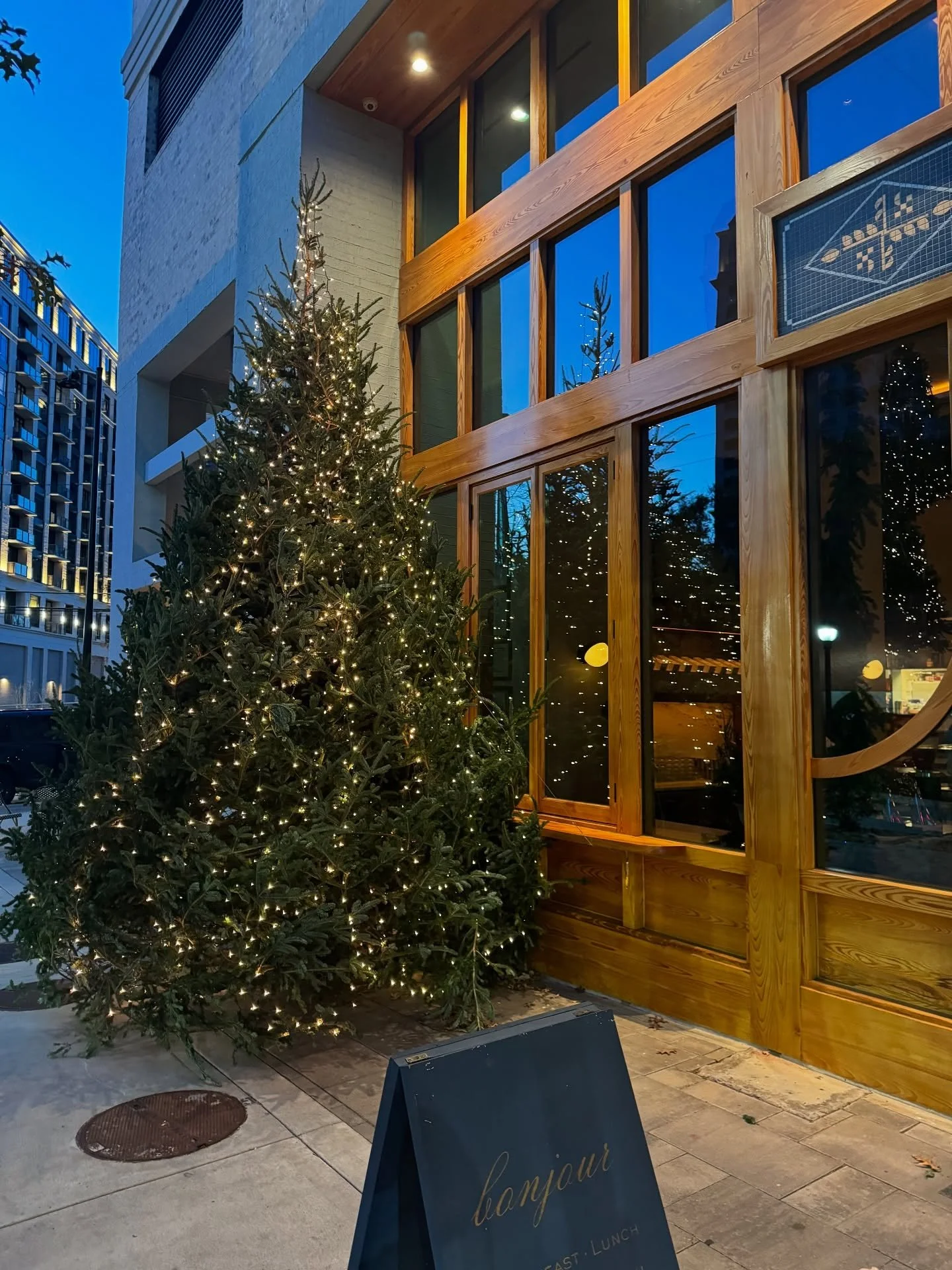 From Irby Ave to wherever you&rsquo;re celebrating, Merry Christmas and happy holidays from Le Bon Nosh 💛✨