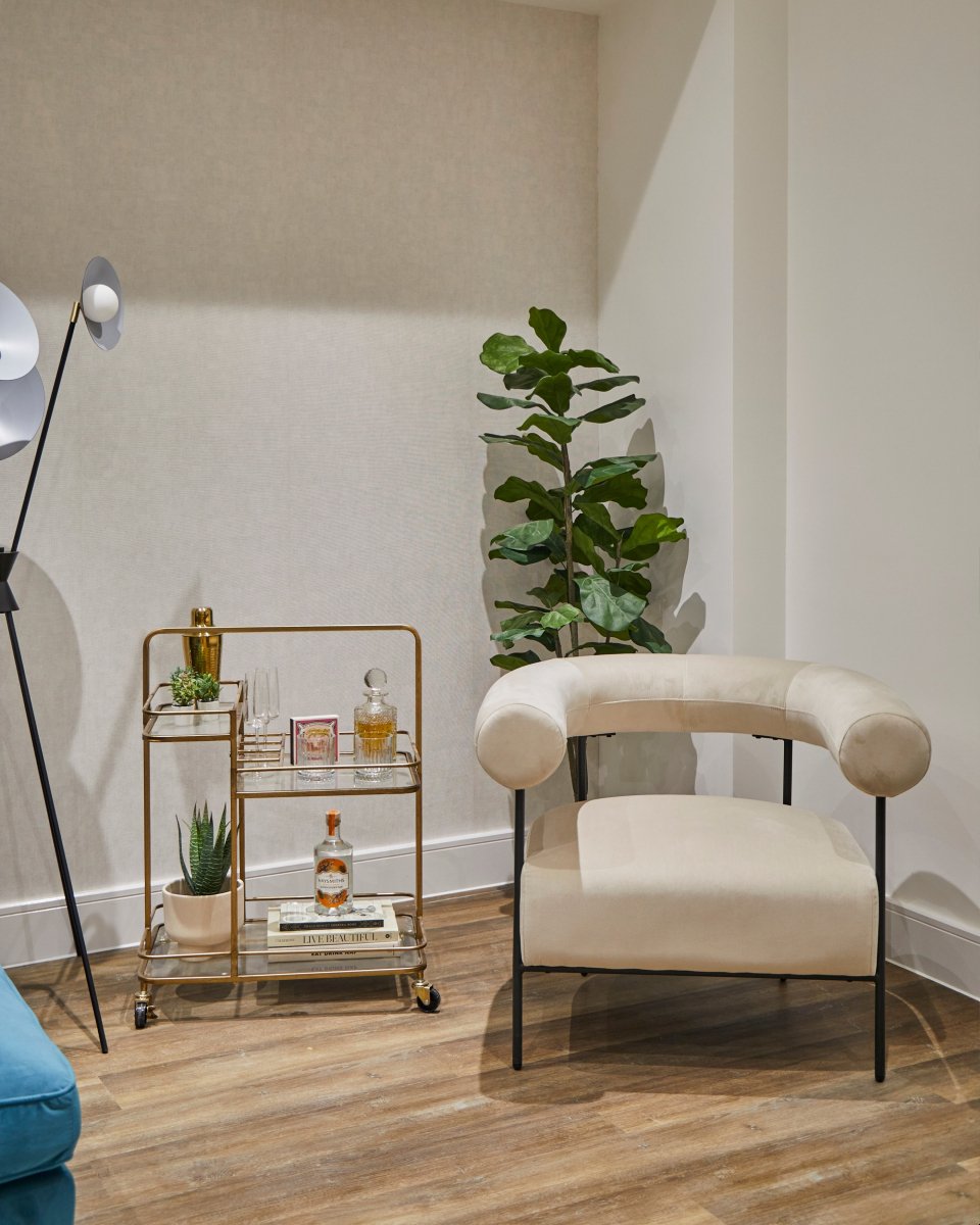 Show home styling for this luxury block of flats ✨

The all important home bar and chic dining table for this modern apartment with nods to the warehouse architecture of the building.

Our show home and home staging service is perfect for developers,