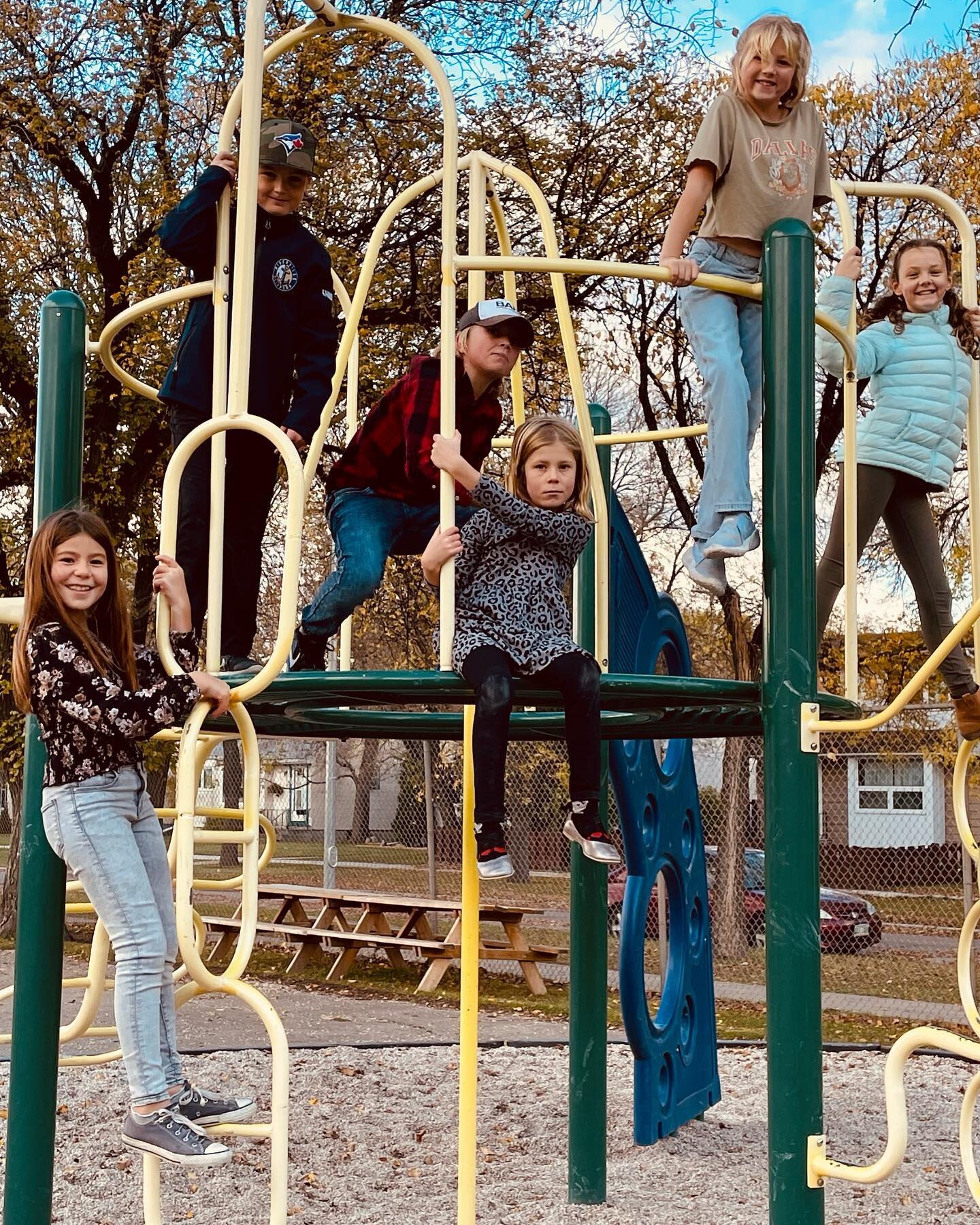 Happy Thanksgiving everyone! 🧡

Bonne action de gr&acirc;ce &agrave;  tous! 🍁

We got to celebrate yesterday with the family and took a walk to the park. 🌿

Proud Aunty to these little munchkins, who are no longer little! 😘 Une fi&egrave;re matan