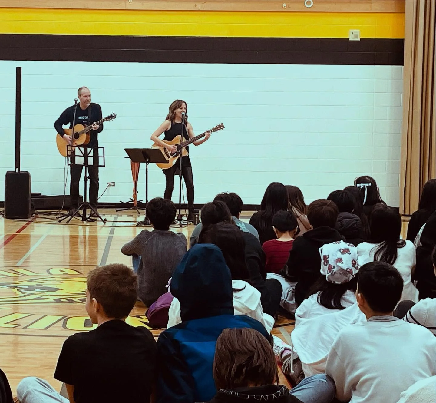So much fun performing today for an awesome group!! 😎Merci &Eacute;cole Leila North pour pour votre esprit, c&eacute;l&eacute;brant le festival! 😍🎶

@amita_khandpur @fdvoyageur @pulvermurray @ecoleleilanorth
