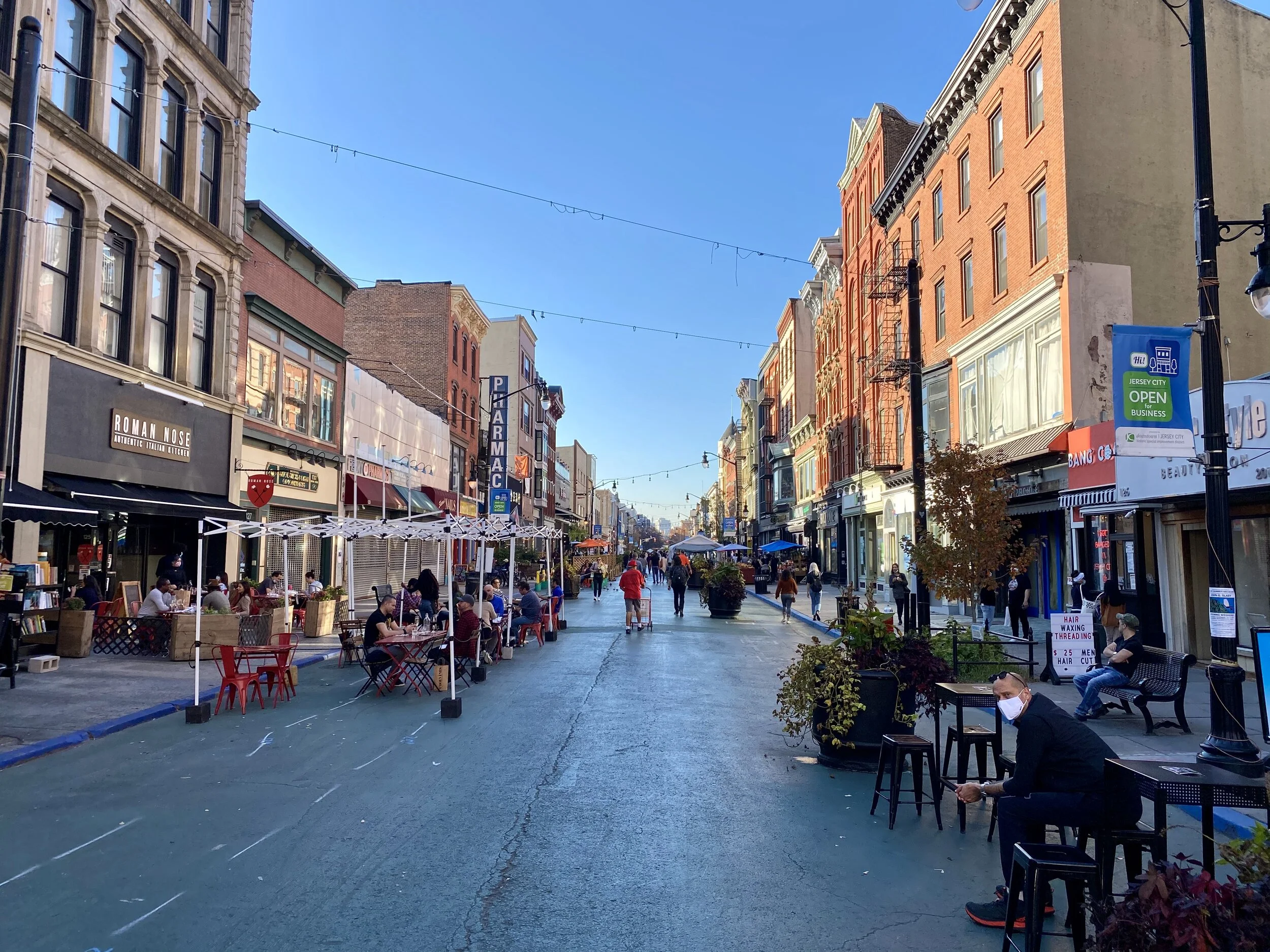 SPEARHEAD YOUR HOOD’S PROJECT. If you love your hood, have the bandwidth and want to roll out the Curbside Canvas Project in your neighborhood, let’s get at it. We’ve helped restaurants in 6 neighborhoods so far. Not gonna stop until every hood that…