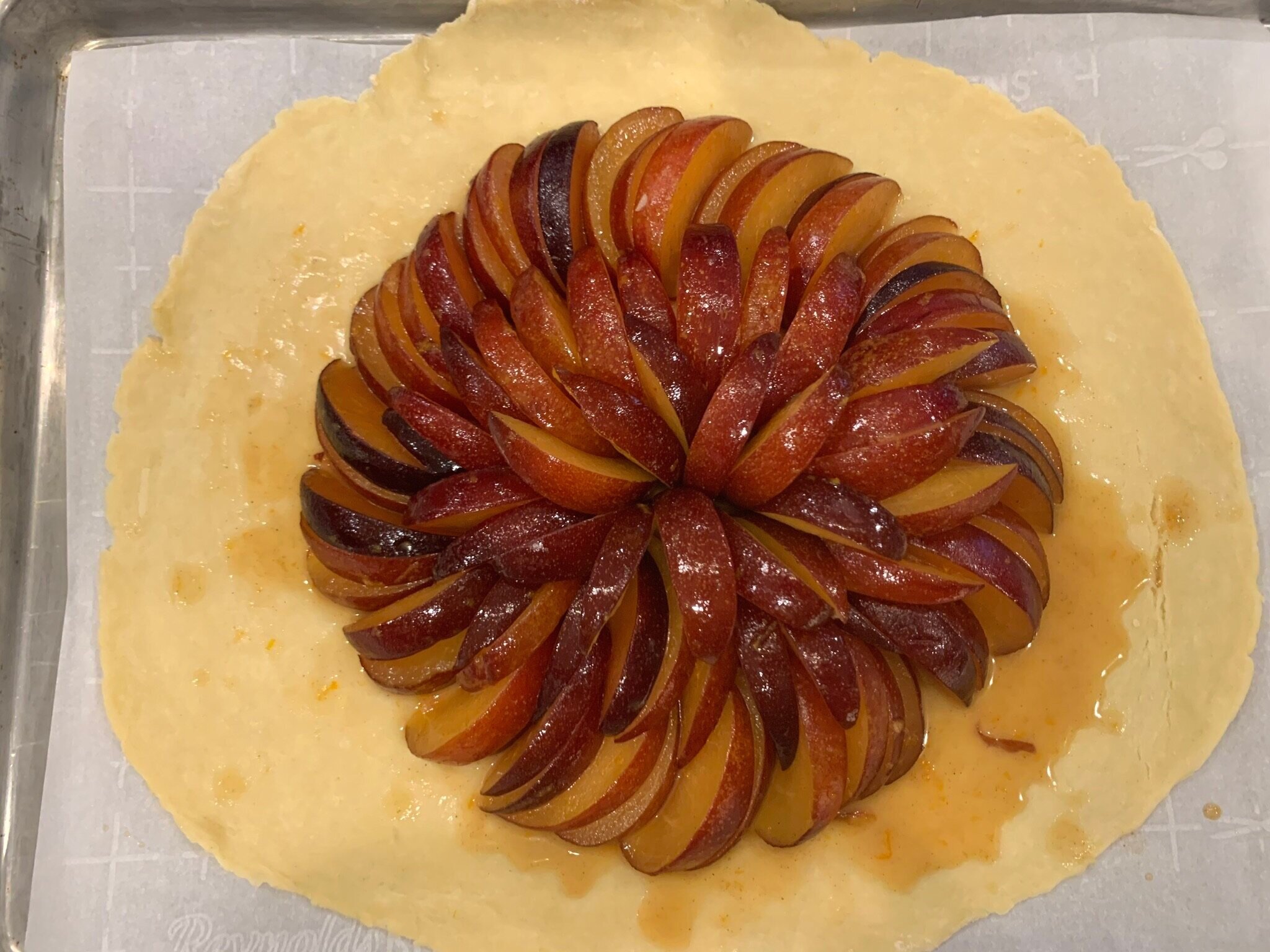 1c) Neatly overlap middle circle of plums.