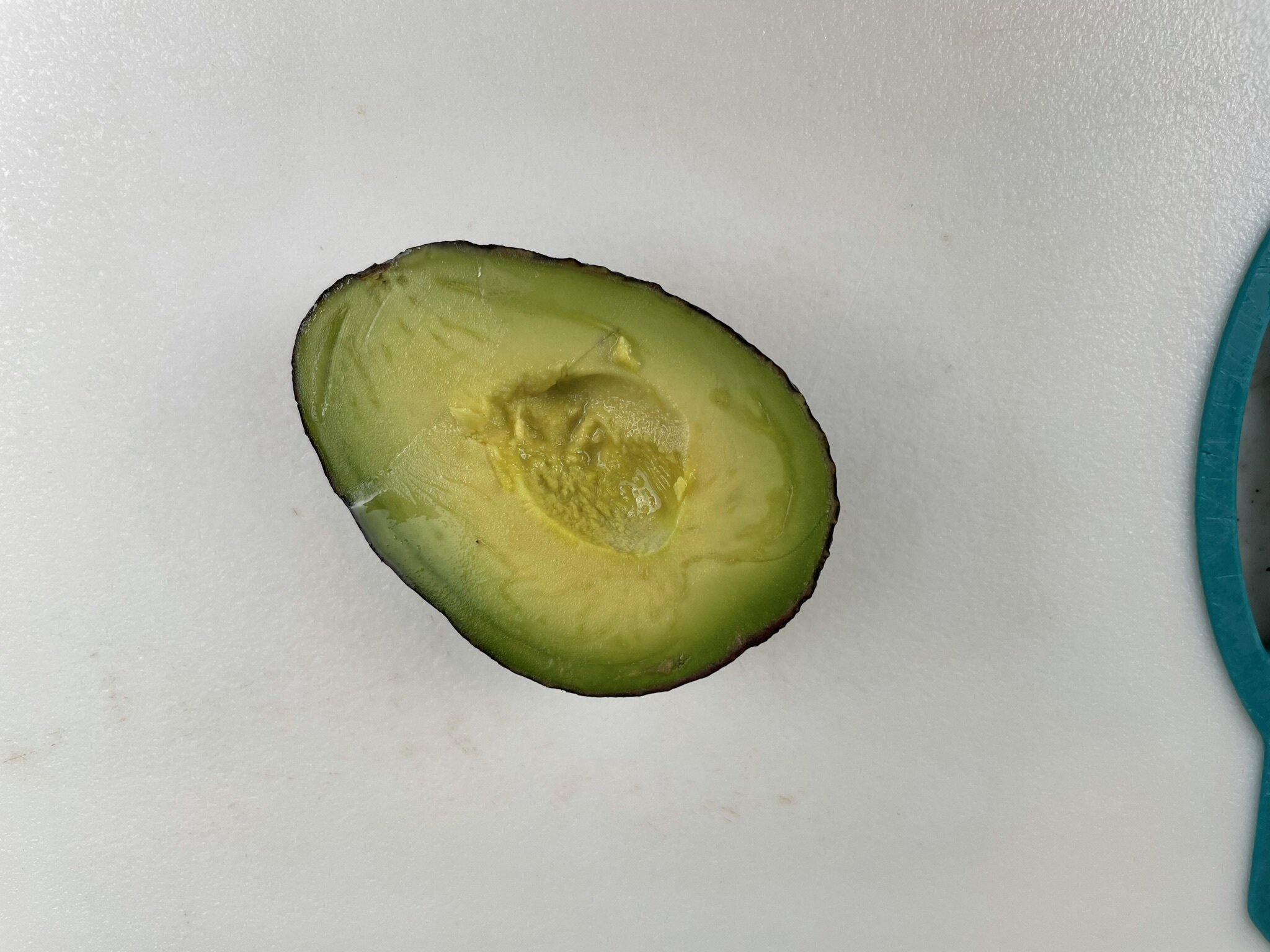 Halve avocado.
